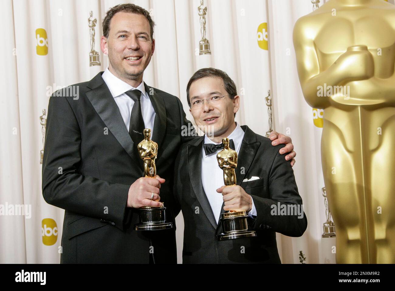 I migliori vincitori di cortometraggi animati per The Lost Thing, Andrew Ruhemann, Left, e Shaun Tan posa nella sala stampa in occasione degli Annual Academy Awards 83rd che si sono tenuti al Kodak Theatre il 27 febbraio 2011 a Hollywood, California. Foto di Francis Specker Foto Stock