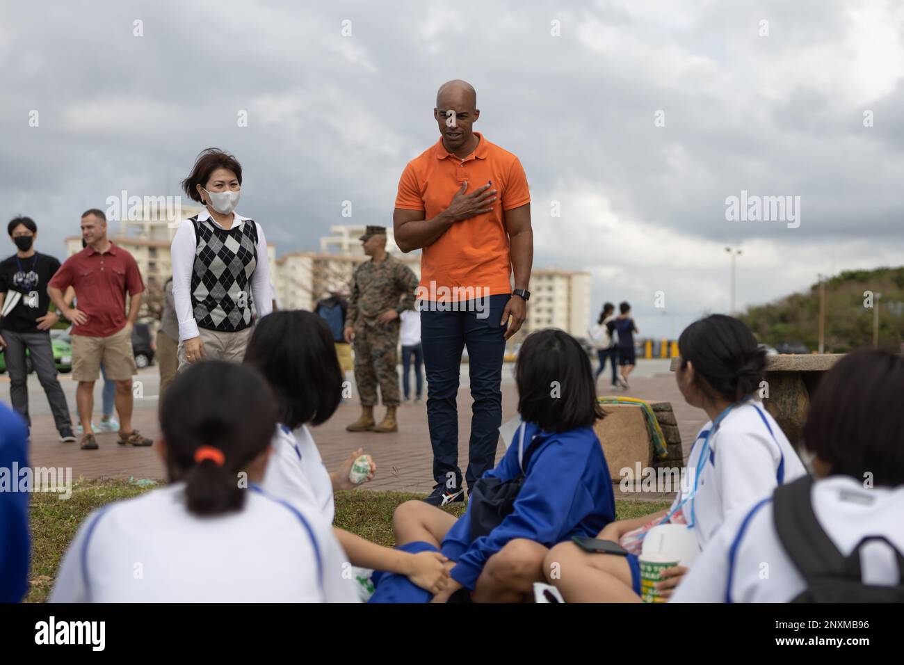 STATI UNITI Andre Ingram, comandante del campo di Camp Kinser, parla con i residenti di Okinawa durante la passeggiata di Tedako nella città di Urasoe a Camp Kinser, Okinawa, Giappone, 12 febbraio 2023. Il corso di 20 chilometri ha portato i partecipanti su un sentiero attraverso Camp Kinser e la comunità circostante. Il Tedako Walk è un evento annuale progettato per favorire relazioni migliori e promuovere il fitness fisico. Foto Stock