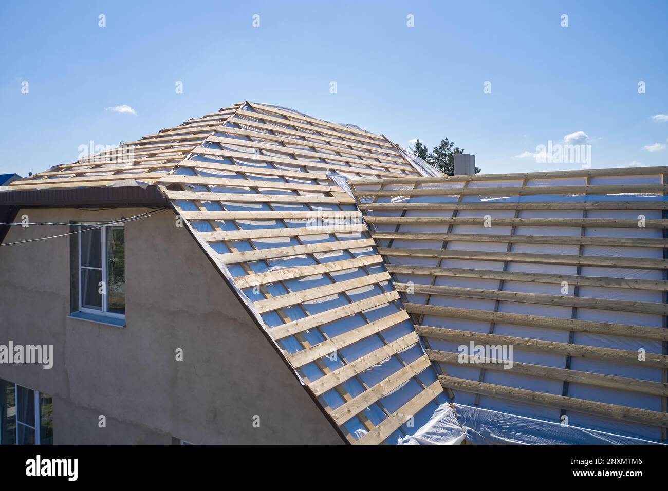 Costruzione di tetti con travi e impermeabilizzazione Foto Stock