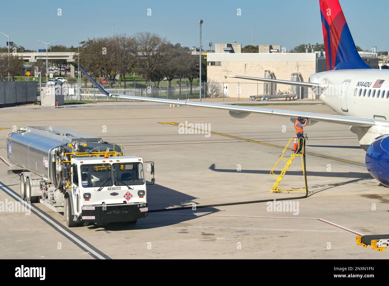 Austin, Texas - febbraio 2023: Il jet passeggeri Delta Air Lines Airbus A220 (immatricolazione N144DU) viene rifornito all'aeroporto della città. Foto Stock Austin, Texas - febbraio 2023: Il jet passeggeri Delta Air Lines Airbus A220 (immatricolazione N144DU) viene rifornito all'aeroporto della città. Foto Stock