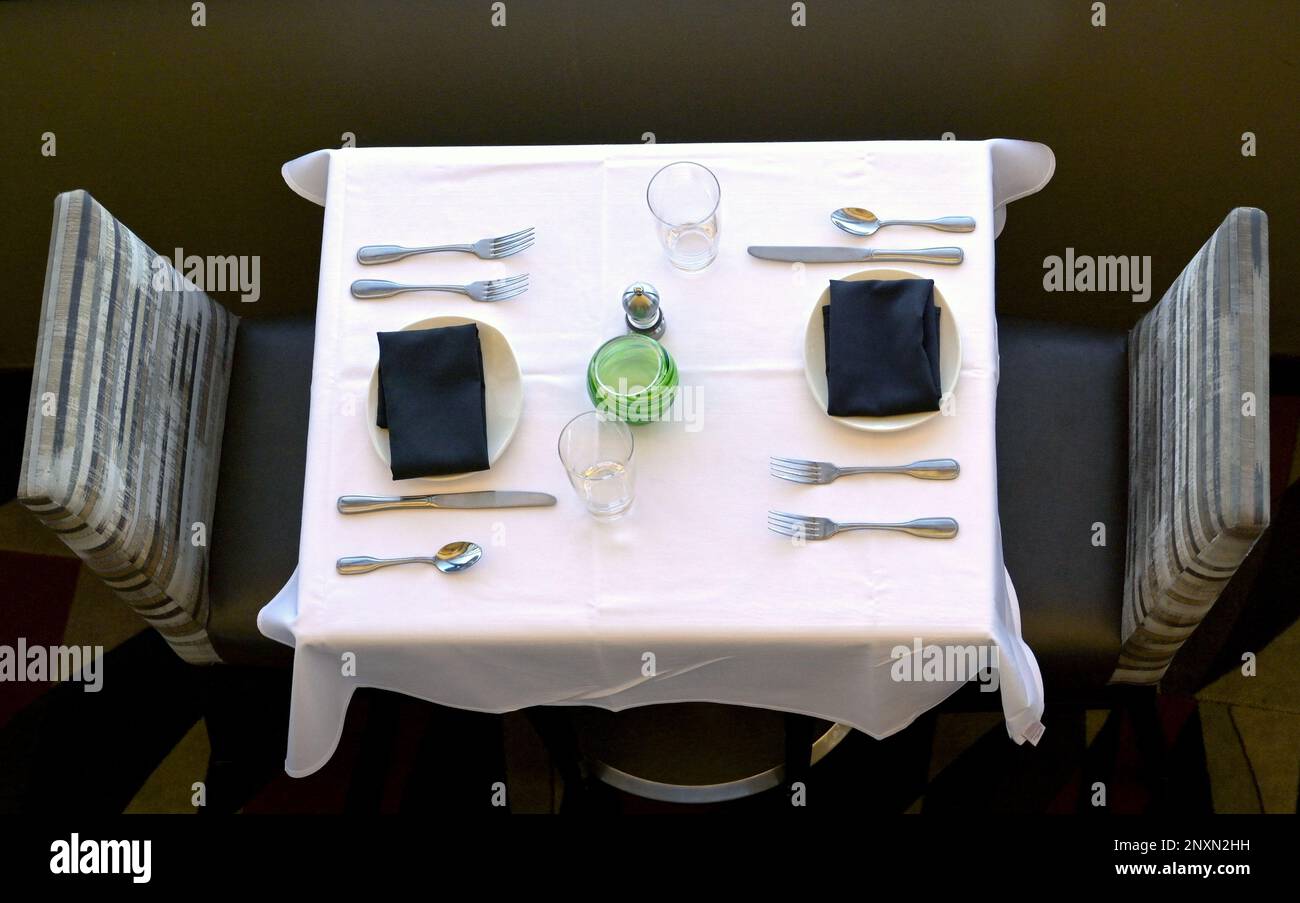 Vista aerea di un tavolo per due persone in un ristorante. Nessuna gente. Foto Stock