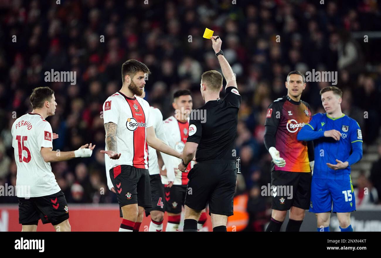 L'arbitro Thomas Bramall assegna una penalità a Grimsby Town per un fallo di Duje Caleta-Car di Southampton durante la partita della fa Cup Emirates a St. Mary's Stadium, Southampton. Data immagine: Mercoledì 1 marzo 2023. Foto Stock