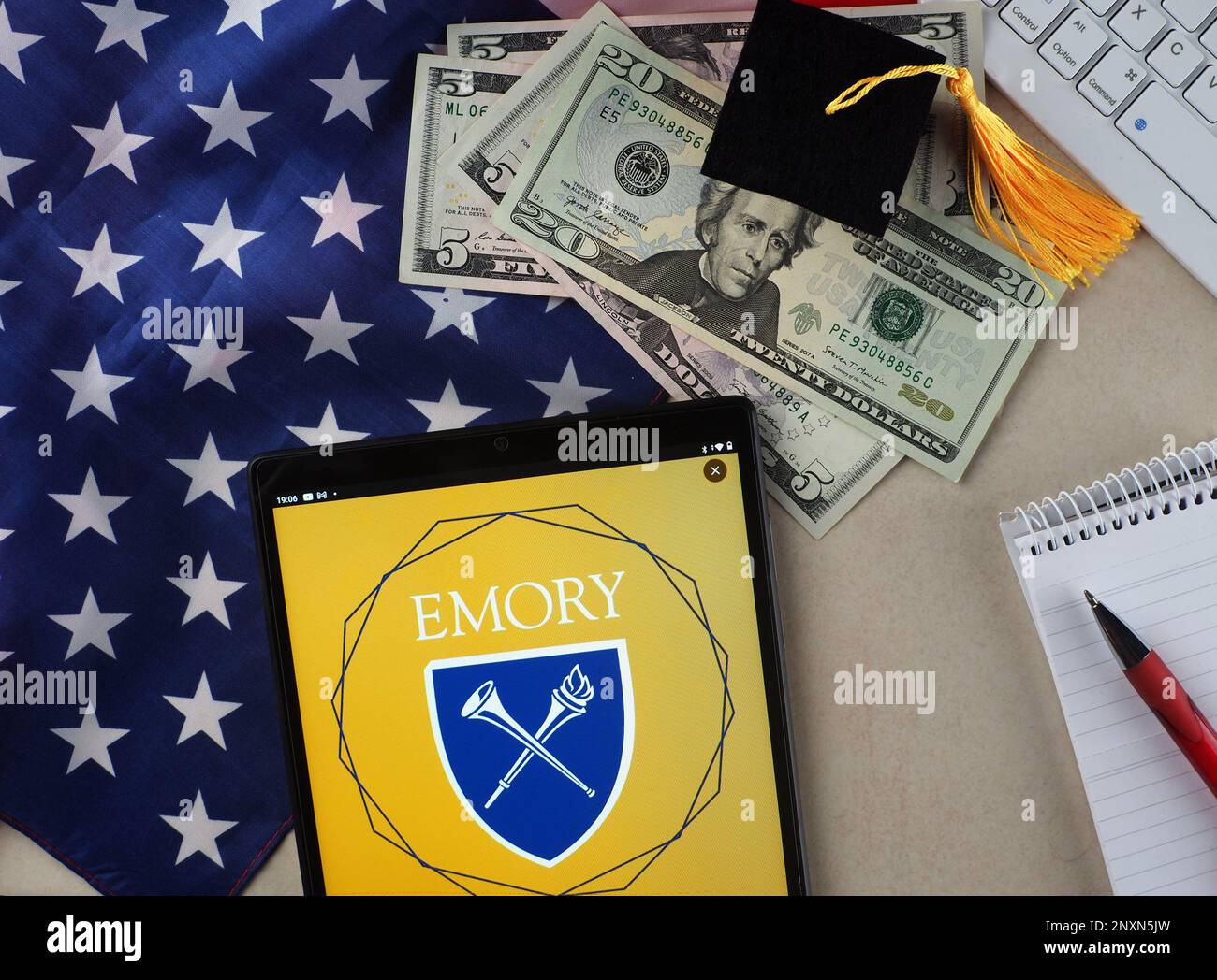 In questa illustrazione, il logo Emory University è visualizzato su un tablet. Foto Stock