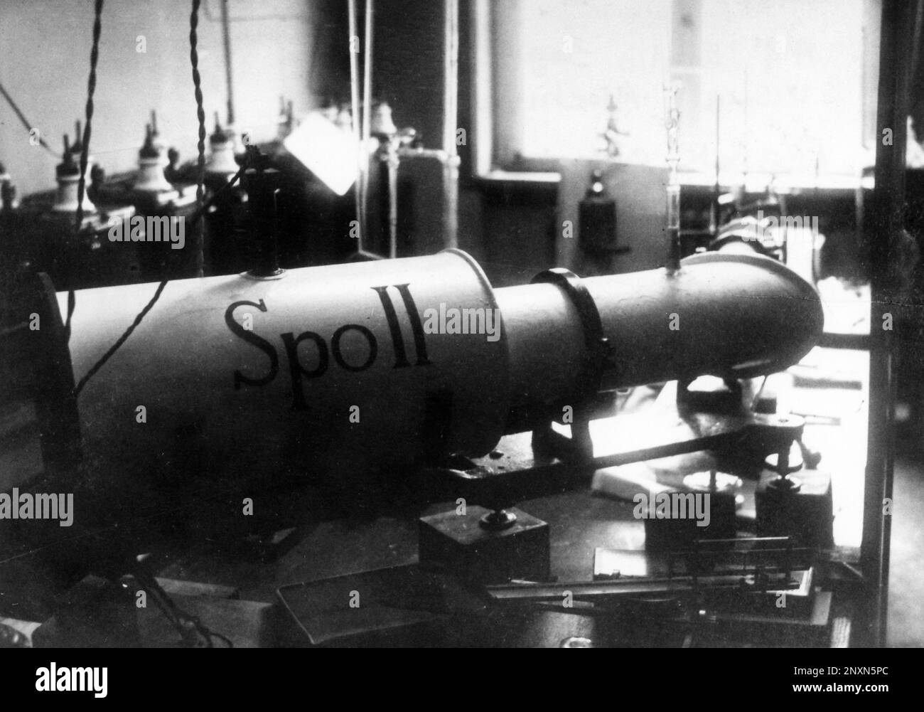 Spettrografo sottovuoto di Hertha Sponer. Hertha Sponer (1895-1968) è stato un fisico e chimico tedesco che ha contribuito alla moderna meccanica quantistica e alla fisica molecolare. Foto Stock