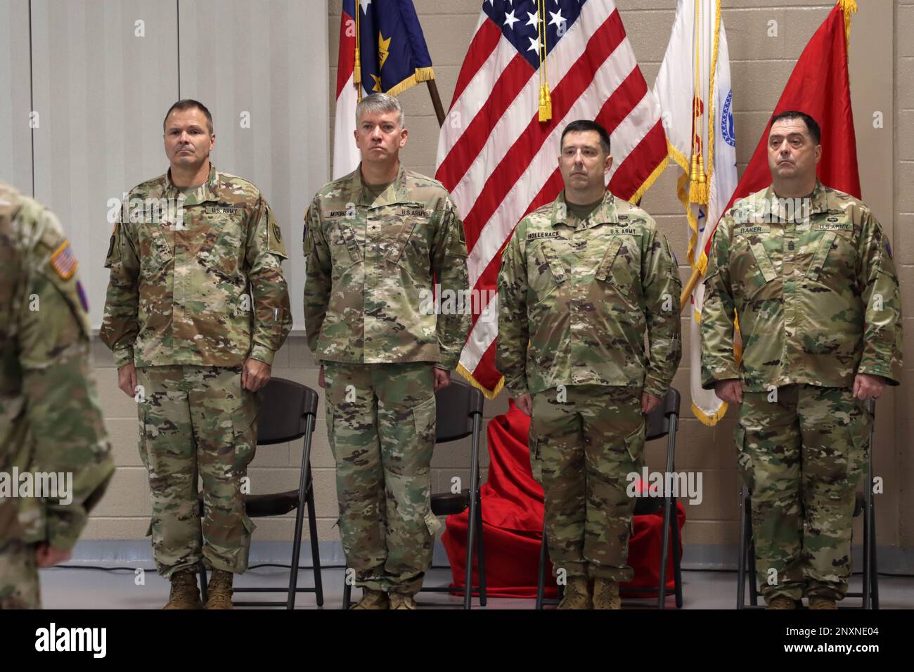 CLINTON, NC, la 30th squadra di combattimento della Brigata Armorata (ABCT) 'Old Hickory', il Colonnello in arrivo Paul Hollenack assume il comando di Brig. Il generale Charles Morrison, Guardia Nazionale dell'Esercito, durante la cerimonia del cambio di comando presso la sede centrale dell'ABCT del 30th il 21 gennaio 2023. Foto Stock