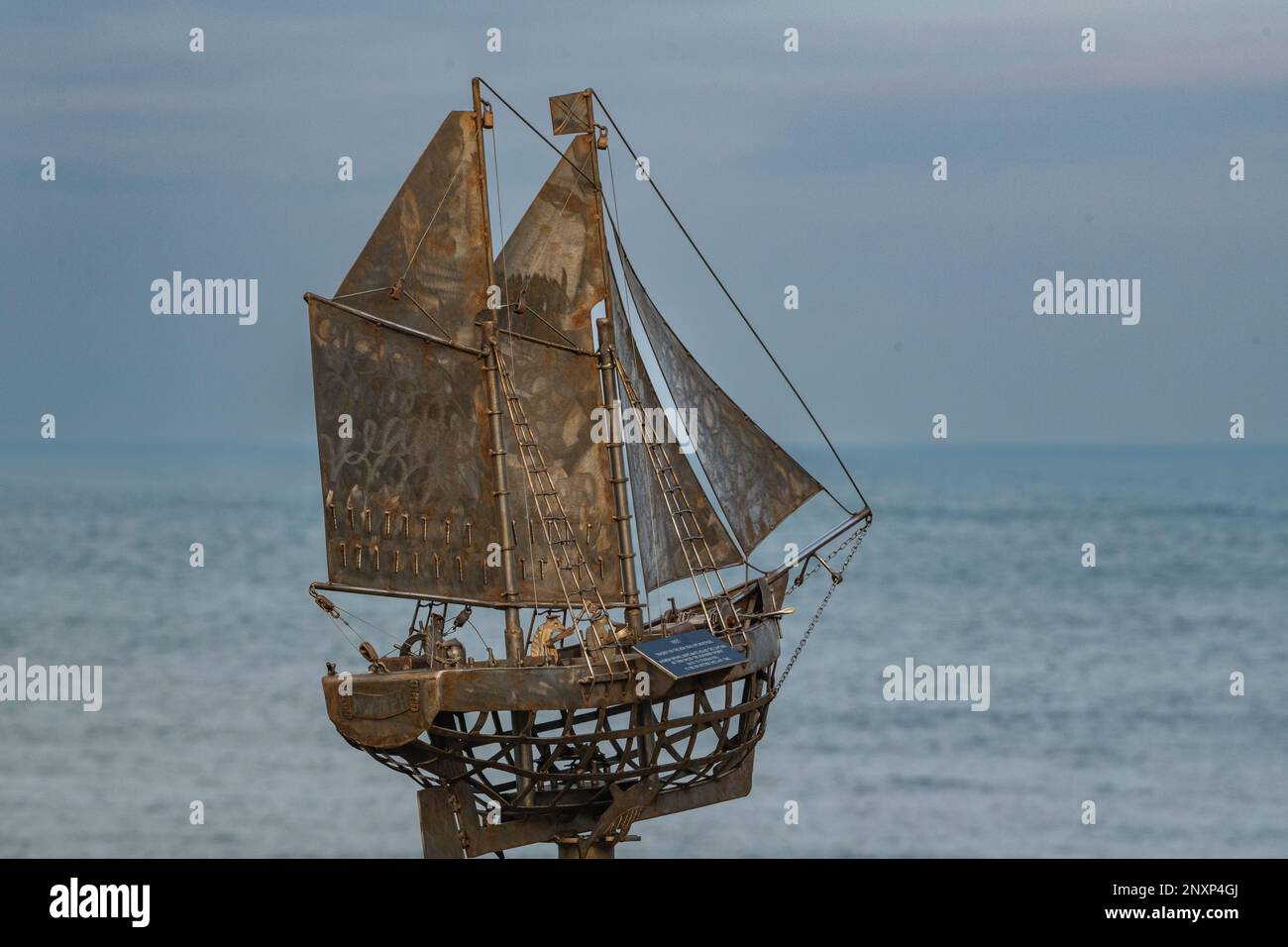 Stonehaven Bay pesca barche sculture in acciaio inossidabile, Stonehaven, Aberdeenshire, Scozia, Regno Unito Foto Stock