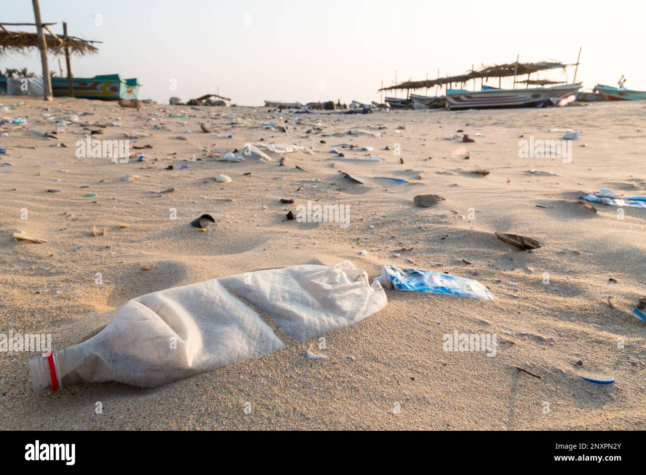 Plastica e altri rifiuti cucciolate un'area di Negombo Beach, Sri Lanka che non è rastrellato quotidianamente dalle grandi località turistiche. Foto Stock