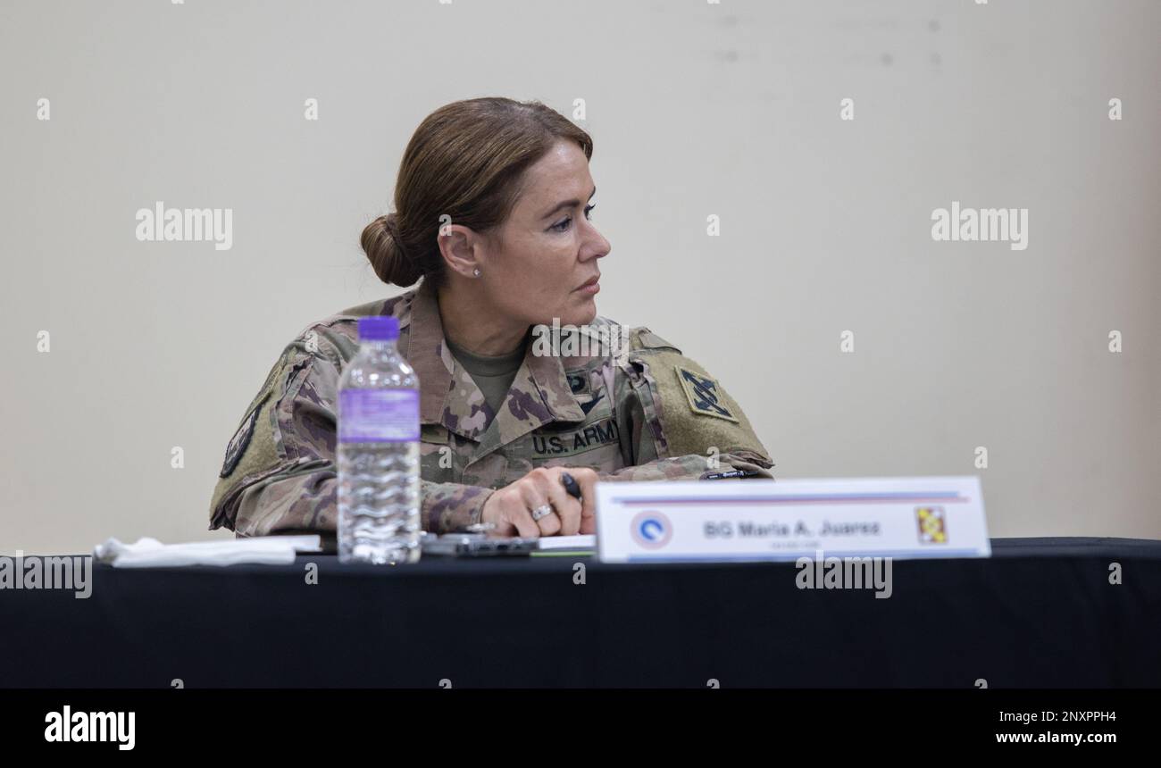 Brig. Maria Juarez, comandante generale, 143d° comando di sostegno (spedizione), partecipa a una conferenza di sviluppo professionale a Camp Arifjan, Kuwait, il 24 gennaio 2023. La LPD ha rafforzato l'importanza dell'impresa logistica congiunta per il supporto delle operazioni negli Stati Uniti Army Central nell'area operativa del comando centrale degli Stati Uniti. Foto Stock