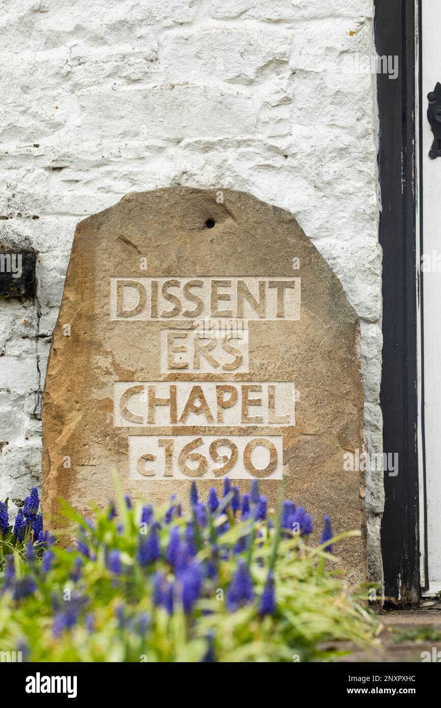 Pietra scolpita con la "Cappella dei dissidenti c1690" su di essa presso Loaning Head, Garrigill, Cumbria Foto Stock
