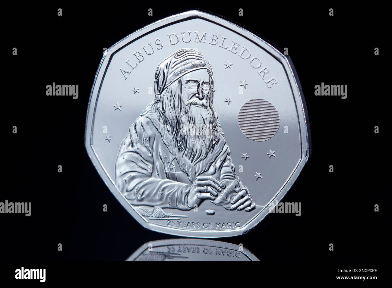 La prima moneta del re Carlo III 50p del 2023 con il professor Albus Dumbledore per commemorare 25 anni di Harry Potter Foto Stock