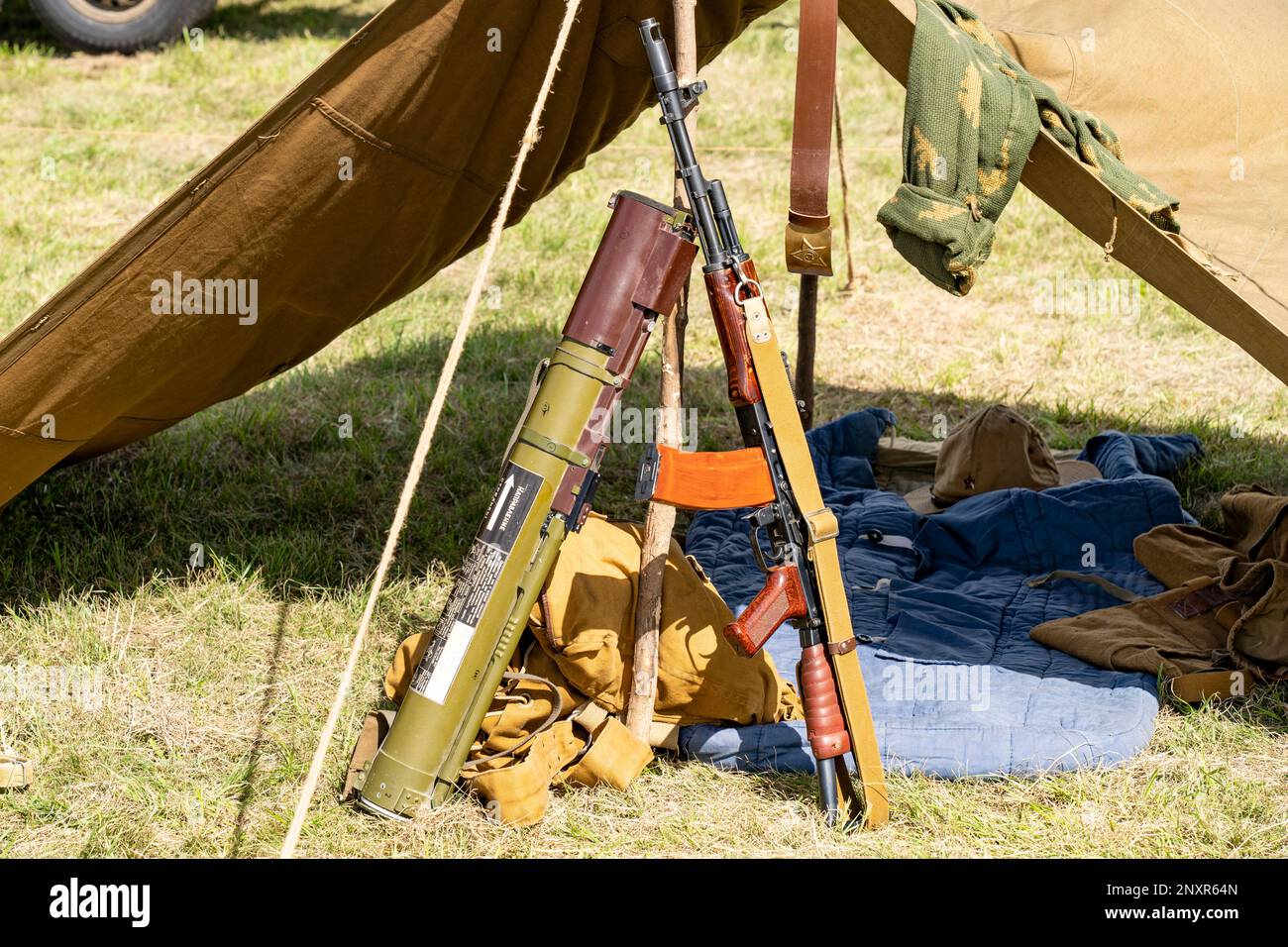 Campo militare con fucile d'assalto Kalashnikov e lanciarazzi anticarro RPG-22 Foto Stock