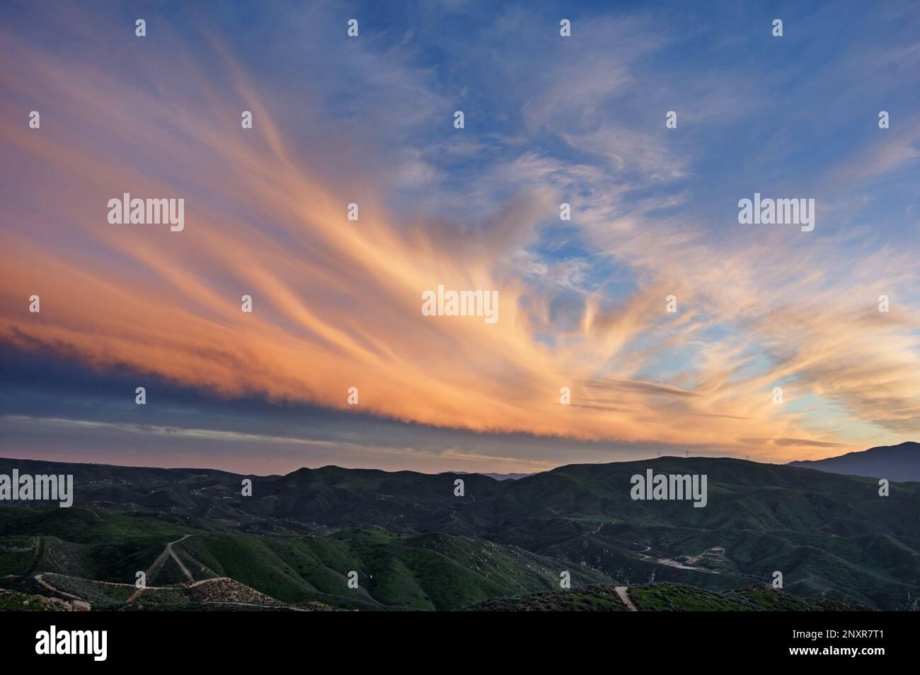 Nuvole al tramonto sulle colline dell'impero interno della California Foto Stock