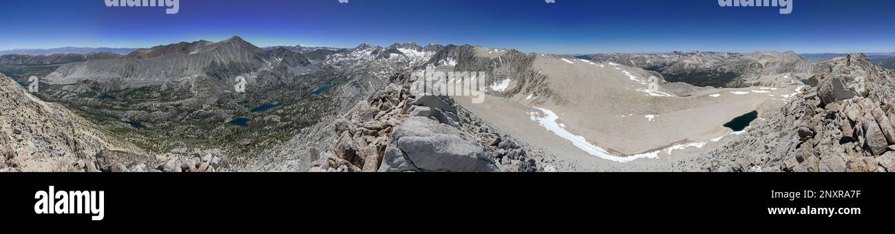 Panorama dalla cima del monte Starr nelle montagne della Sierra Nevada con vista sulla valle di Little Lakes e sul Mono Pass con una donna distante che scatta una foto Foto Stock