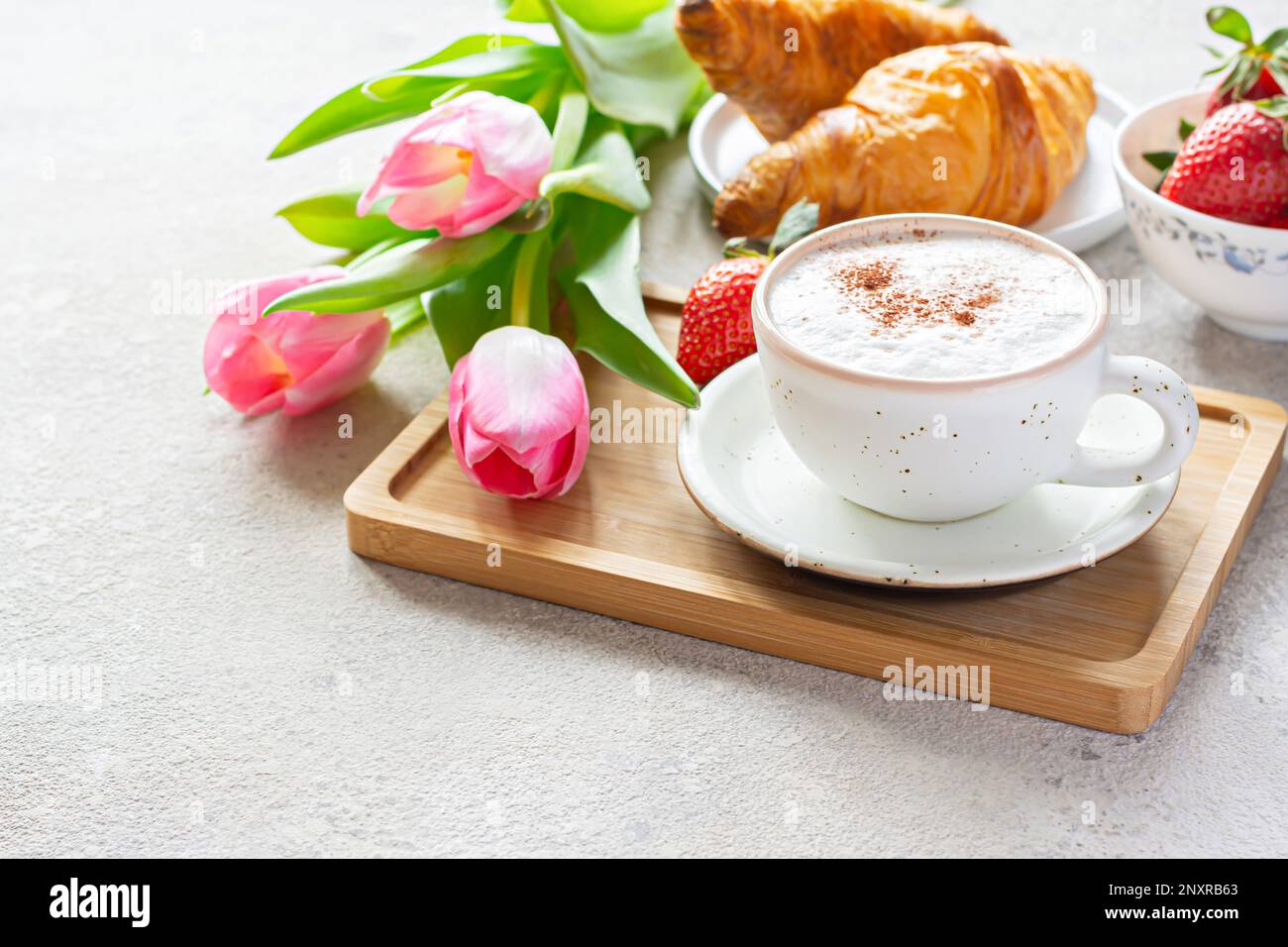 bambini carta su La madre di giorno vacanza. gustoso colazione, tazza di  caffè, regalo scatola e primavera fiori. 17109625 Stock Photo su Vecteezy