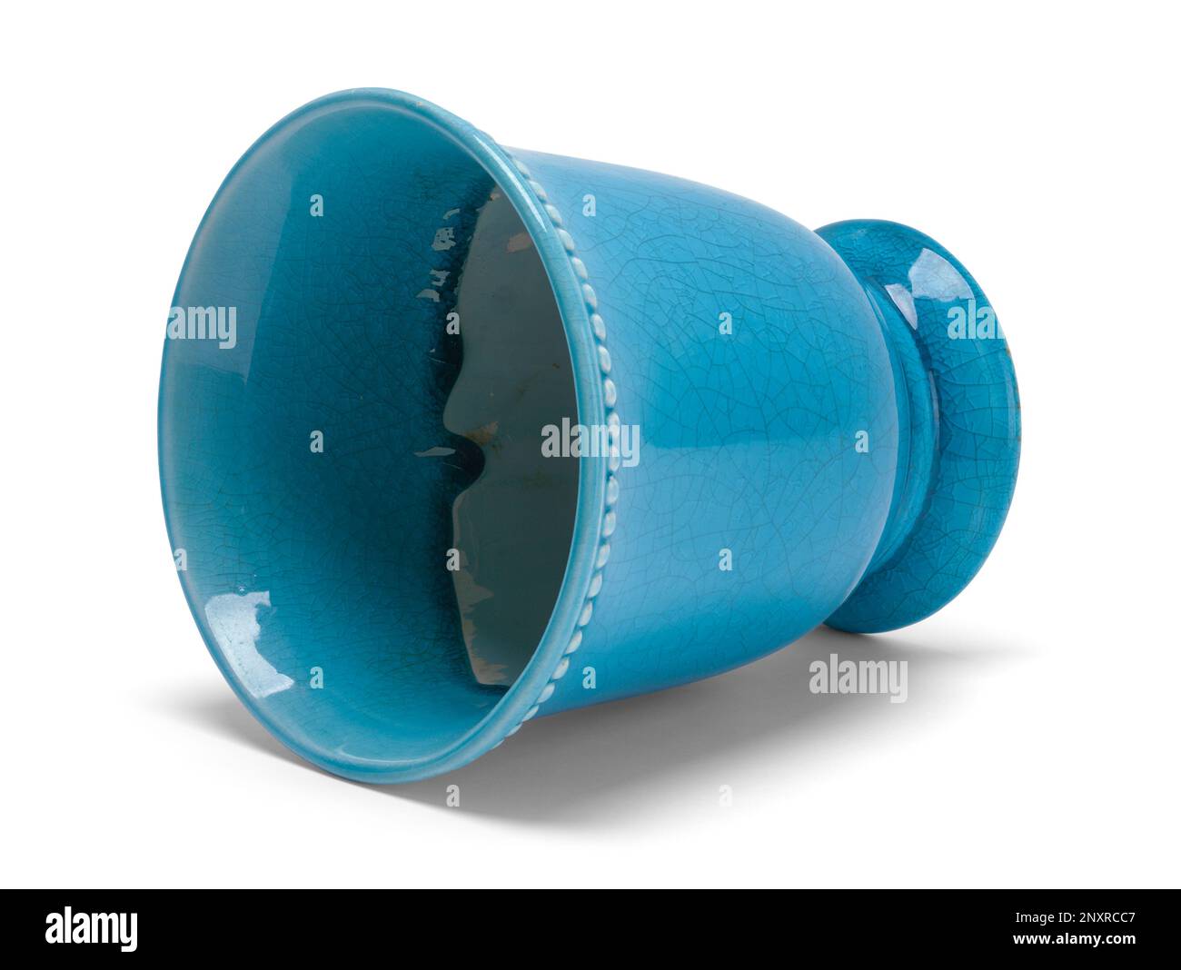 Punta su vaso blu acqua ritagliata su bianco. Foto Stock Punta su vaso blu acqua ritagliata su bianco. Foto Stock