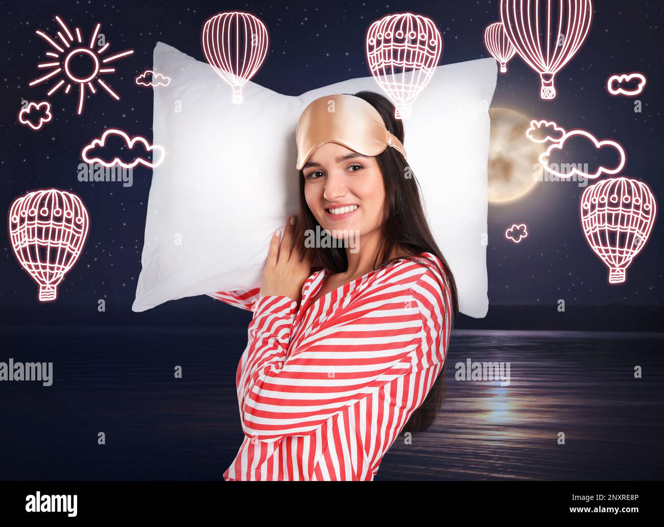 Bella donna sognando di volo in mongolfiera, cielo notturno con luna piena sullo sfondo Foto Stock