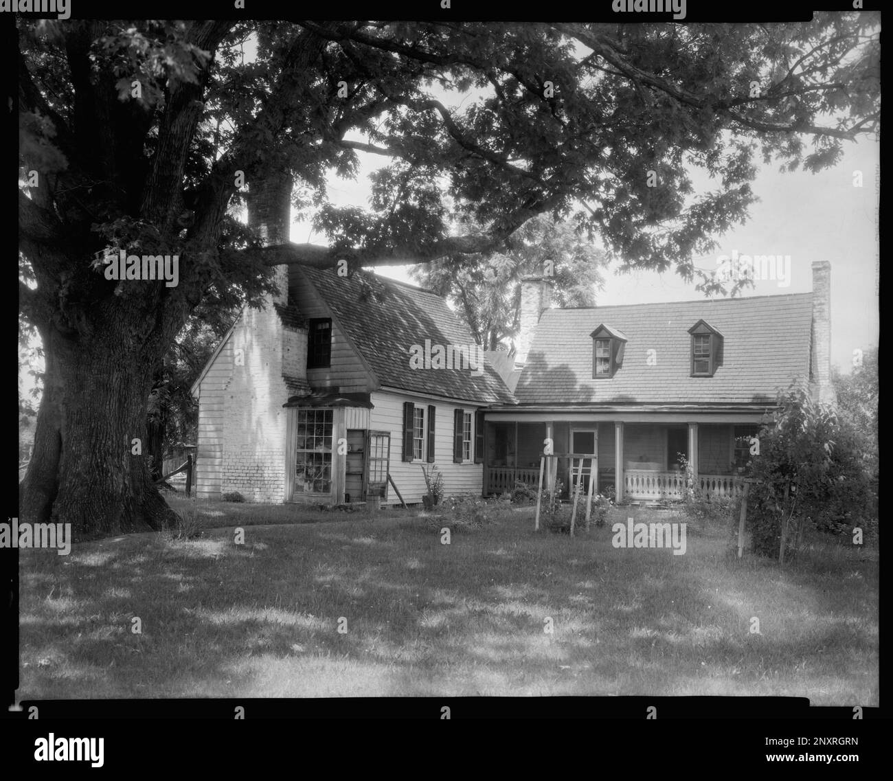 Oak Cottage, Spotsilvania County, Virginia. Carnegie Survey of the Architecture of the South. Stati Uniti Virginia Spotsilvania County, giardini, Porches, dormitori, case. Foto Stock