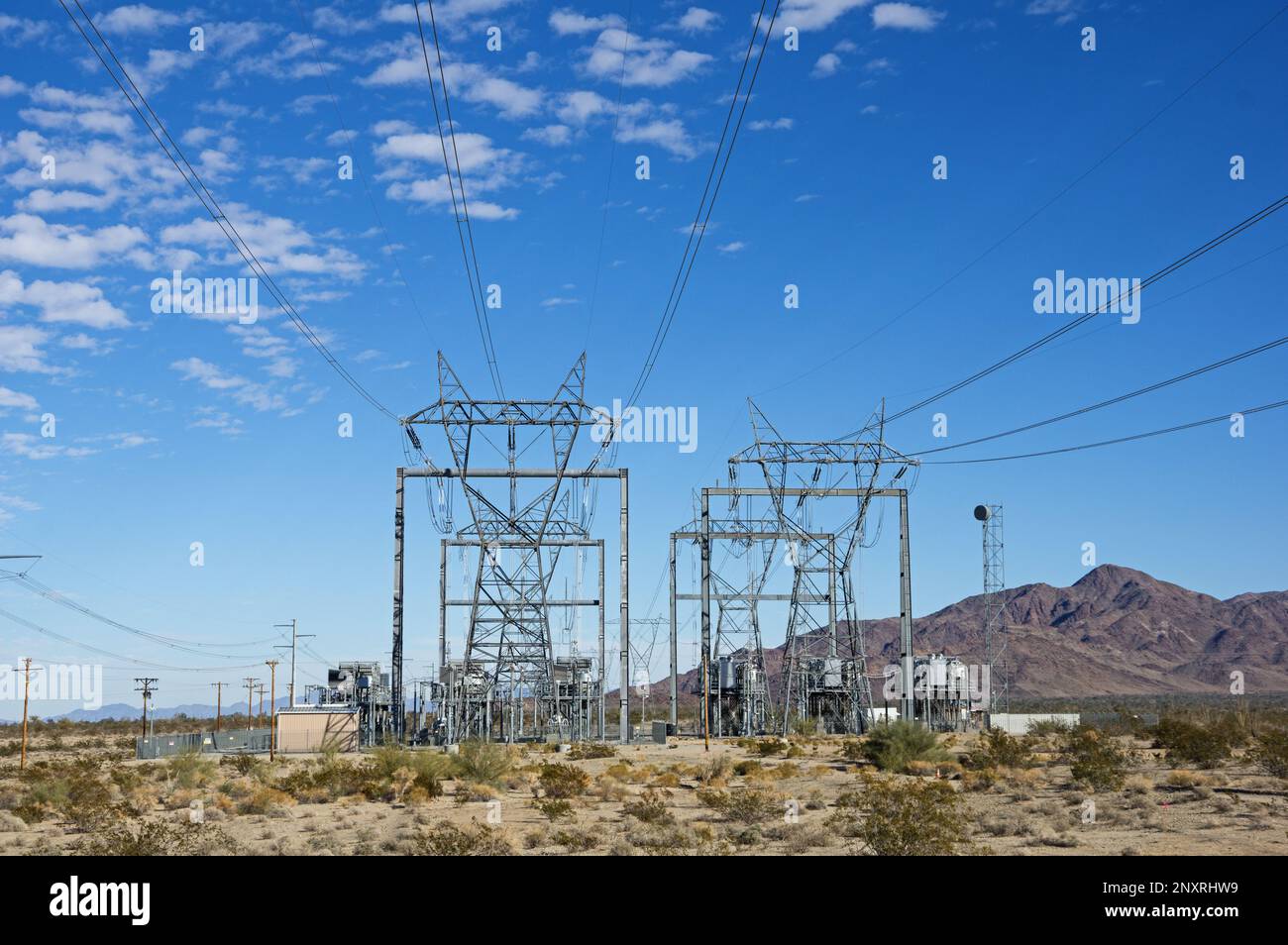 Remota sottostazione elettrica nel deserto della California Foto Stock