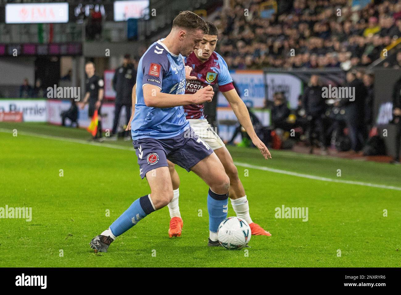 Burnley, Regno Unito. 1st marzo 2023. Harrison Holgate #18 di Fleetwood Town difende la palla durante la partita di fa Cup tra Burnley e Fleetwood Town a Turf Moor, Burnley mercoledì 1st marzo 2023. (Foto: Mike Morese | NOTIZIE MI) Credit: NOTIZIE MI & Sport /Alamy Live News Foto Stock