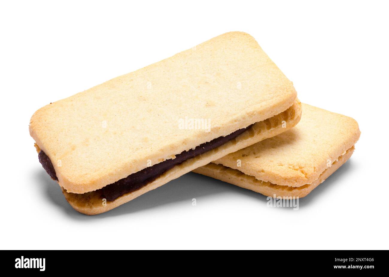 Due biscotti al sandwich al cioccolato tagliati sul bianco. Foto Stock