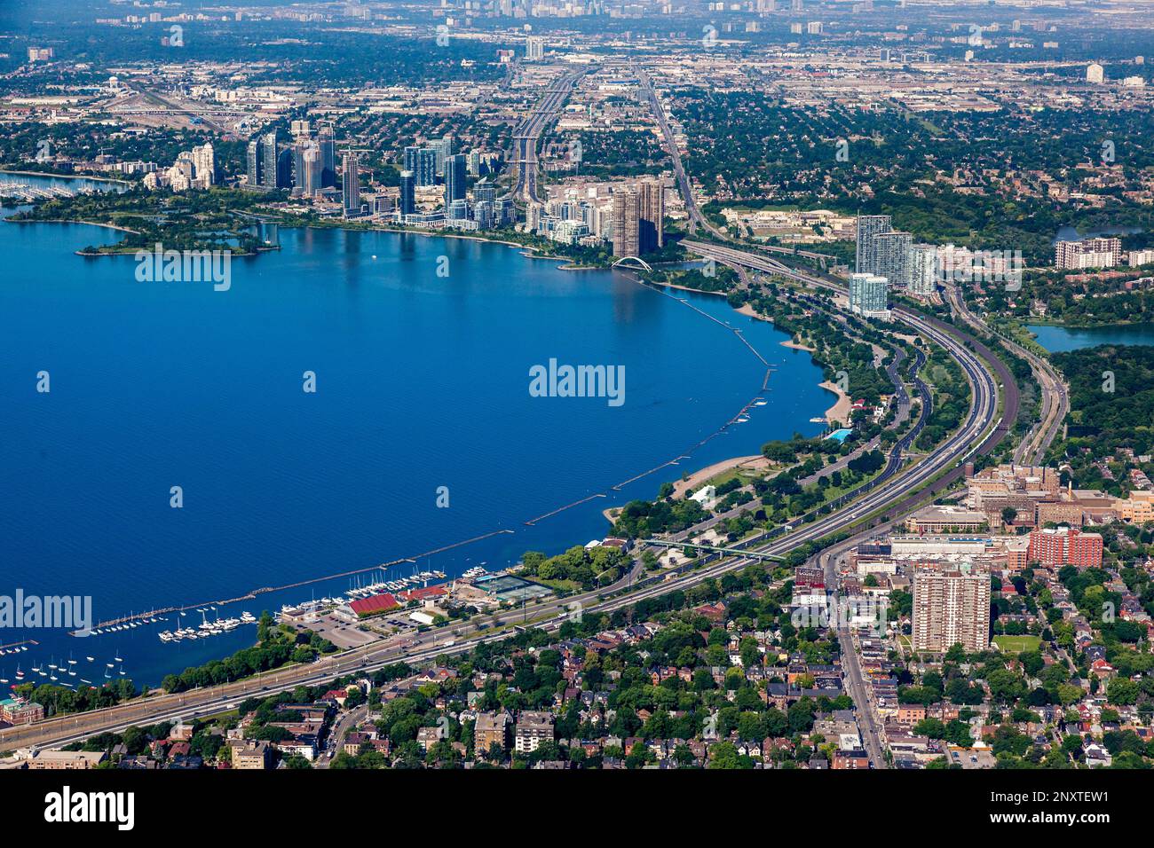 Immagine stock con una vista sul lungomare e Humber Bay sul lato ovest di Toronto, Ontario. Foto Stock