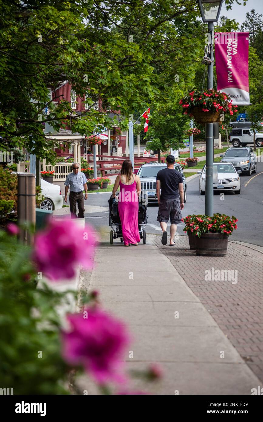 Immagine di scorta delle persone che camminano sulla Main St Unionville destinazione turistica Ontario. Foto Stock