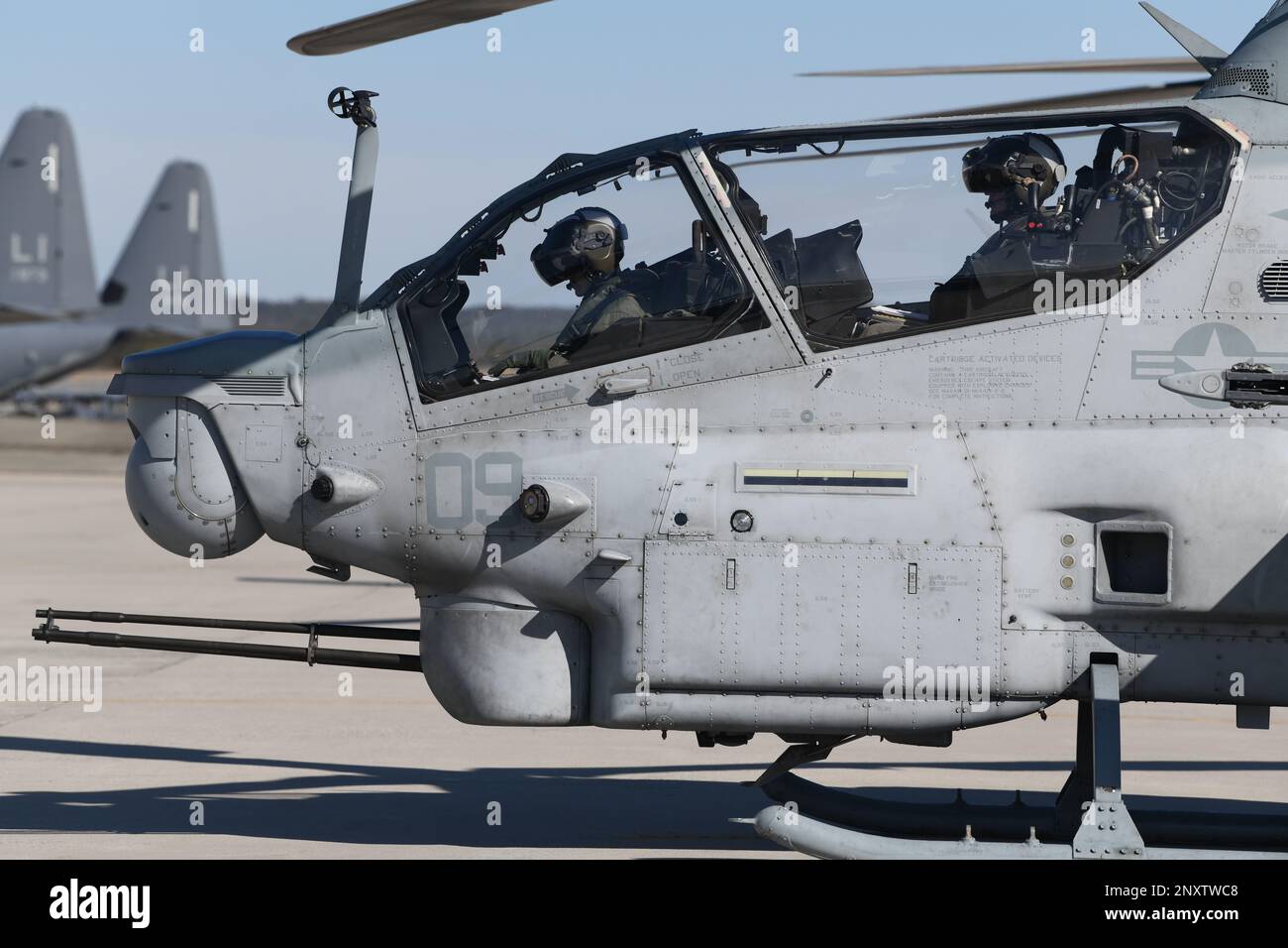 STATI UNITI Marines in un AH-1Z Viper con Marine Light Attack Helicopter Squadron 773 di Marine Aircraft Group 49 si preparano per un esercizio di addestramento con i membri del 101st Rescue Squadron della 106th Rescue Wing presso la Francis S. Gabreski Air National Guard base di Westhampton Beach, New York il 2 febbraio 2023. Le squadre stavano conducendo un esercizio FARP (Forward Area Refuelling Point) per mantenere la preparazione della missione. Foto Stock