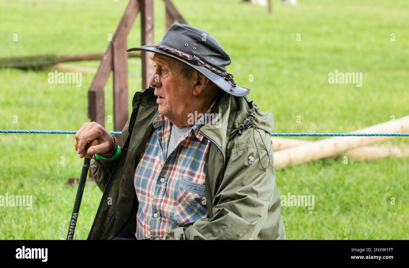 Agricoltore con bastoncino, camicia a quadri e cappello in pelle con fascia in pelle di coccodrillo al Weardale Show, St John's Chapel, Weardale, County Durham Foto Stock