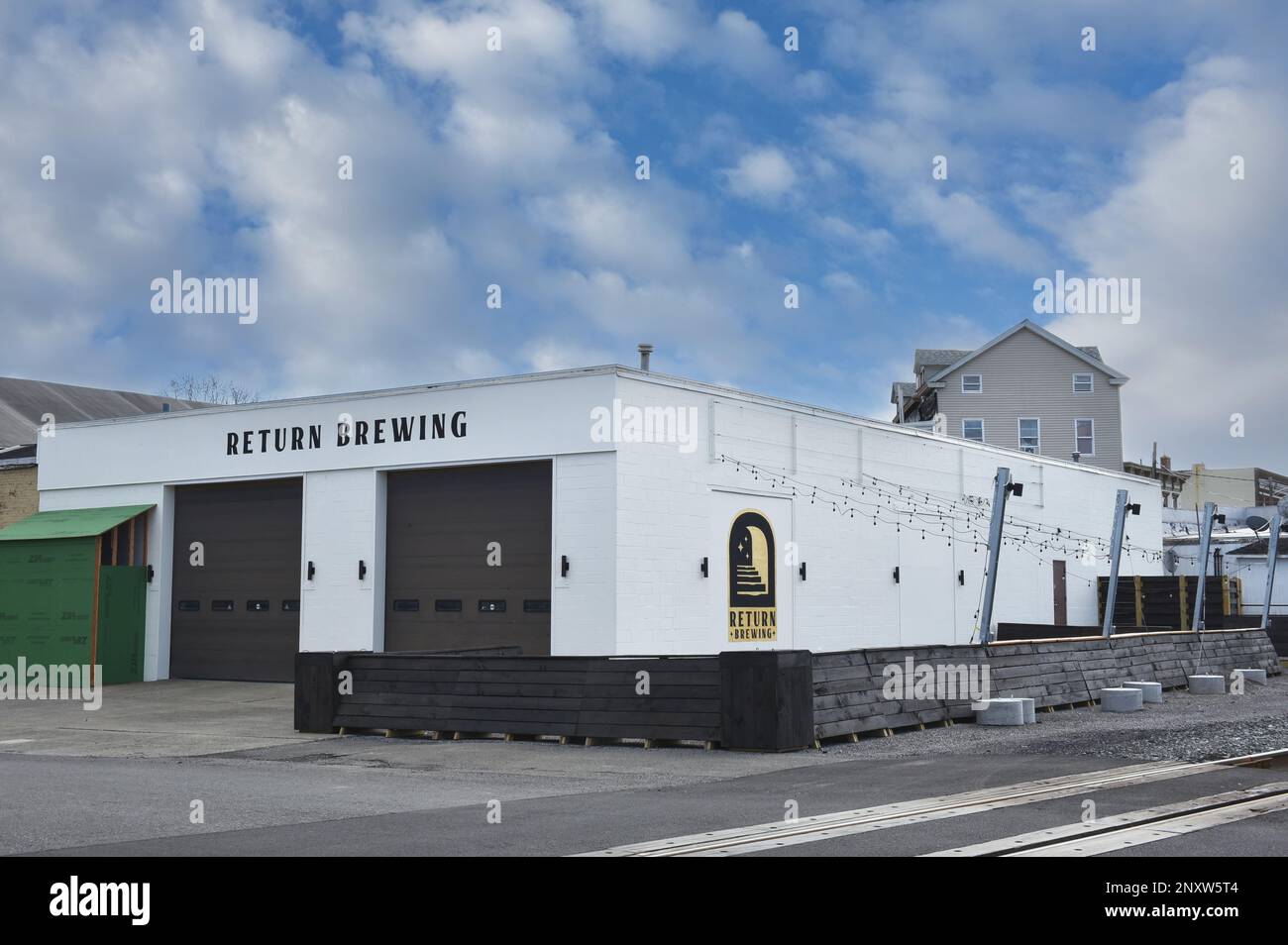 HUDSON, NEW YORK - 24 FEBBRAIO 2023: L'edificio della Birreria di ritorno. Le birre di ritorno si concentrano sulle taglie della Hudson Valley per creare birre. Foto Stock