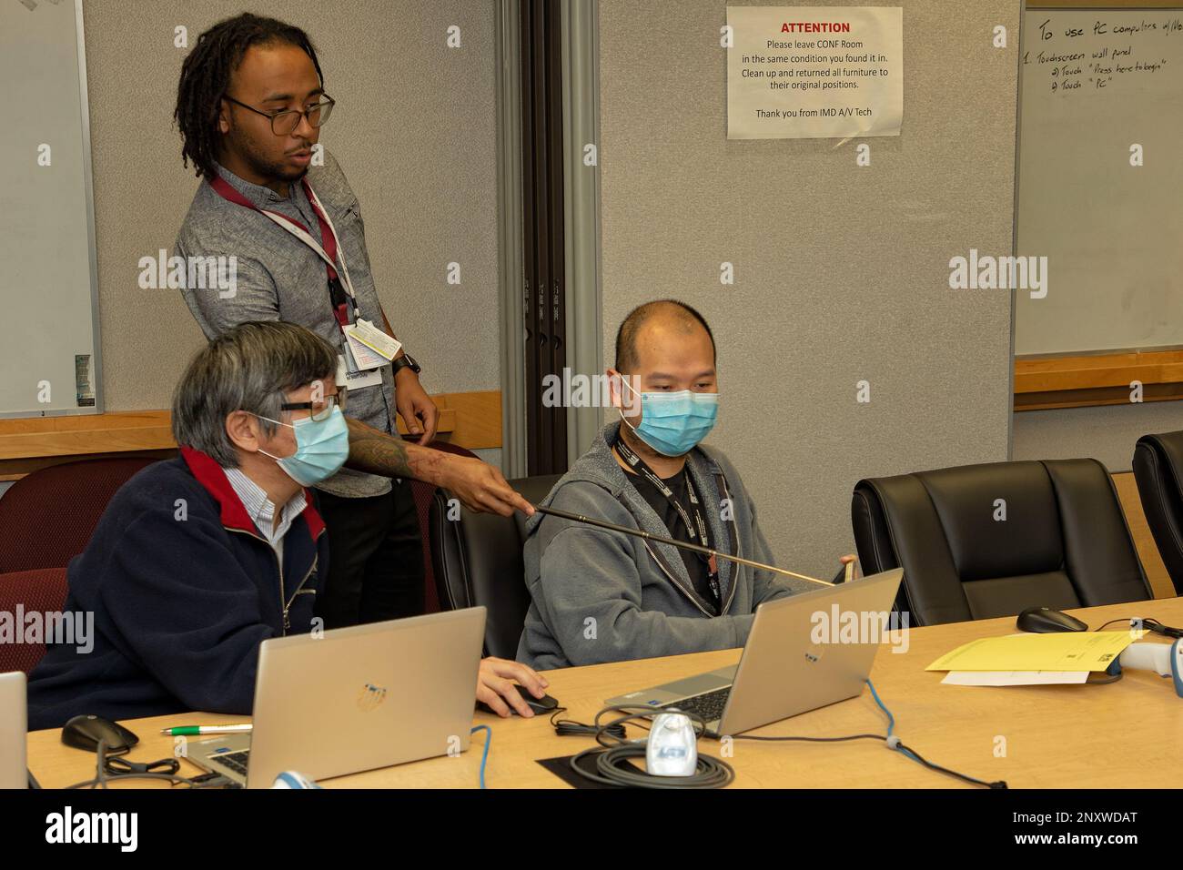 SILVER SPRING, M. (10 febbraio 2023) Kamarri Norris, un appaltatore che sostiene la transizione del sistema sanitario militare GENESIS, fornisce formazione allo staff del Centro medico navale (NMRC). Il corso di formazione consente ai medici e al personale del laboratorio diagnostico di familiarizzare con il nuovo sistema sanitario militare, che sostituirà il sistema precedente quando sarà attivo questa primavera. A sostegno della Marina, del corpo Marino e dei combattenti bellici Uniti, i ricercatori di NMRC studiano le malattie infettive, il rilevamento e la difesa di guerra biologica, combattono l'assistenza di incidenti, le preoccupazioni di salute ambientale, la medicina aerospaziale e sottomarina Foto Stock