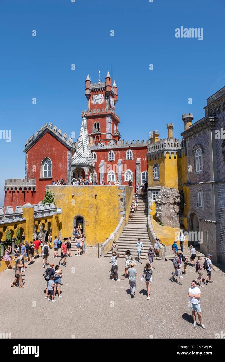 Cortile interno del colorato Palácio da pena a Sintra, Portogallo con le sue torri rosse, i turisti che visitano l'edificio in una giornata estiva, verticale Foto Stock