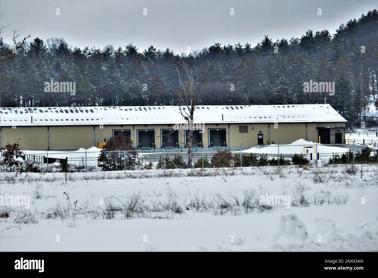 Il nuovo, recentemente costruito $7,03 milioni di spedizione, ricezione e spedizione postale impianto è mostrato 27 gennaio 2023, a Fort McCoy, Wisconsin. La struttura è stata aperta e utilizzata nel 2022. Il contratto per il progetto richiedeva la costruzione di un edificio in metallo pre-ingegnerizzato che ha una superficie stimata di 19.500 piedi quadrati. Progetti come questo si allineano con gli obiettivi di pianificazione strategica a lungo raggio di Fort McCoy, tra cui sostenere e modernizzare il cantonment di Fort McCoy, che comprendono mobilità complessa e strategica, sicurezza fisica, qualità della vita, e dell'infrastruttura informatica. Questo progetto è mana Foto Stock