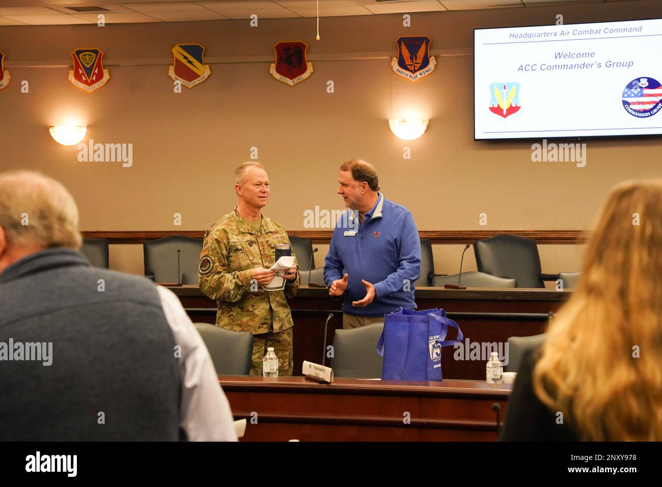 STATI UNITI Mark Kelly (a sinistra), comandante Air Combat Command (COMACC), dà il benvenuto a Larry Hanson (a destra), membro del gruppo ACC Commander’s Group (CG) della Air base Wing 99th, G.A., alla riunione del CG alla base comune di Langley-Eustis, V.A. il 19 gennaio 2023. La visita ha consentito ai membri del CG ACC di familiarizzare con la missione, le operazioni e le opportunità di difesa di ACC, 633rd Air base Wing e 1st Fighter Wing. I membri civili del CG rappresentano le ali in tutto l'ACC e si riuniscono due volte all'anno per fornire una prospettiva regolare e sincera a livello di comunità al COMACC e ad altri leader del settore su una varietà di Air Force, comando e installazione Foto Stock