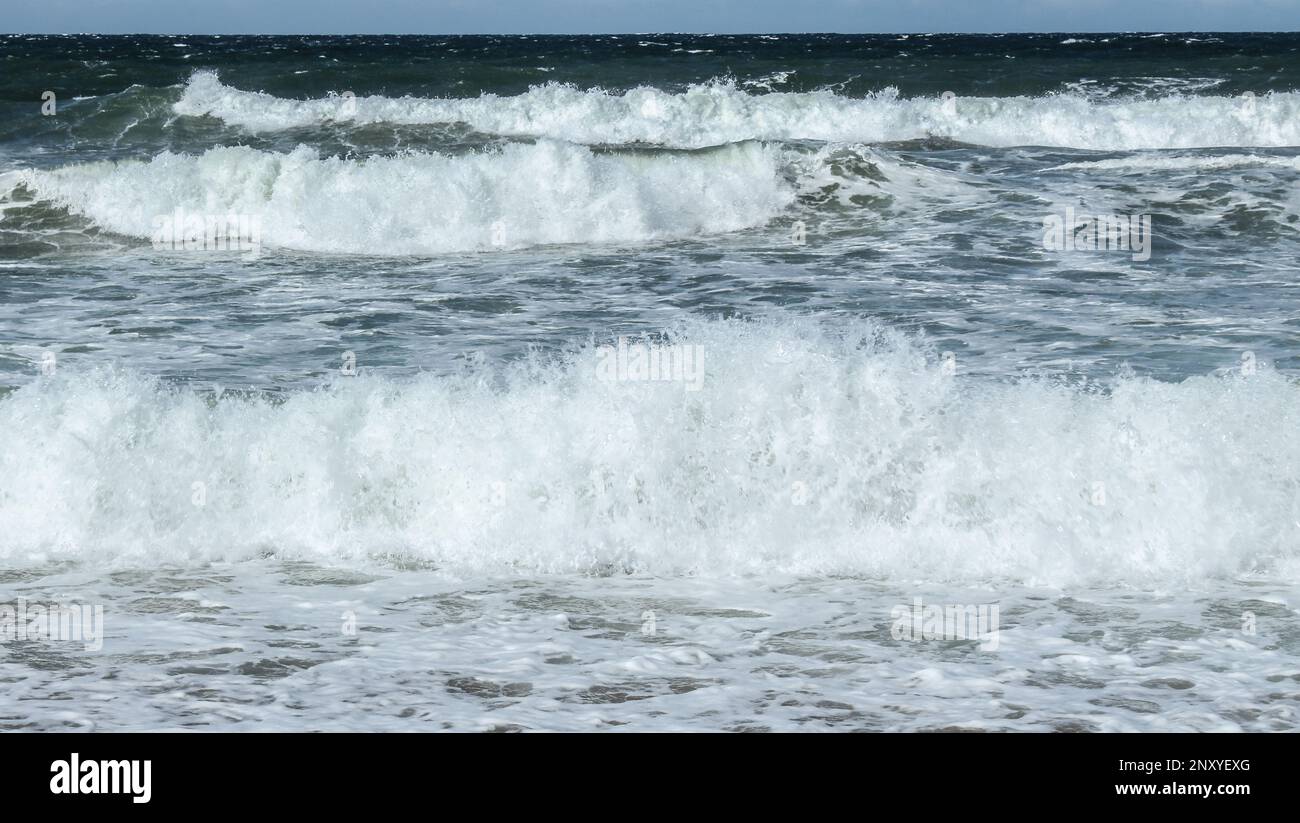 Onde guidate dalla tempesta sulla riva di Redondo Beach, South Bay della contea di Los Angeles, California Foto Stock