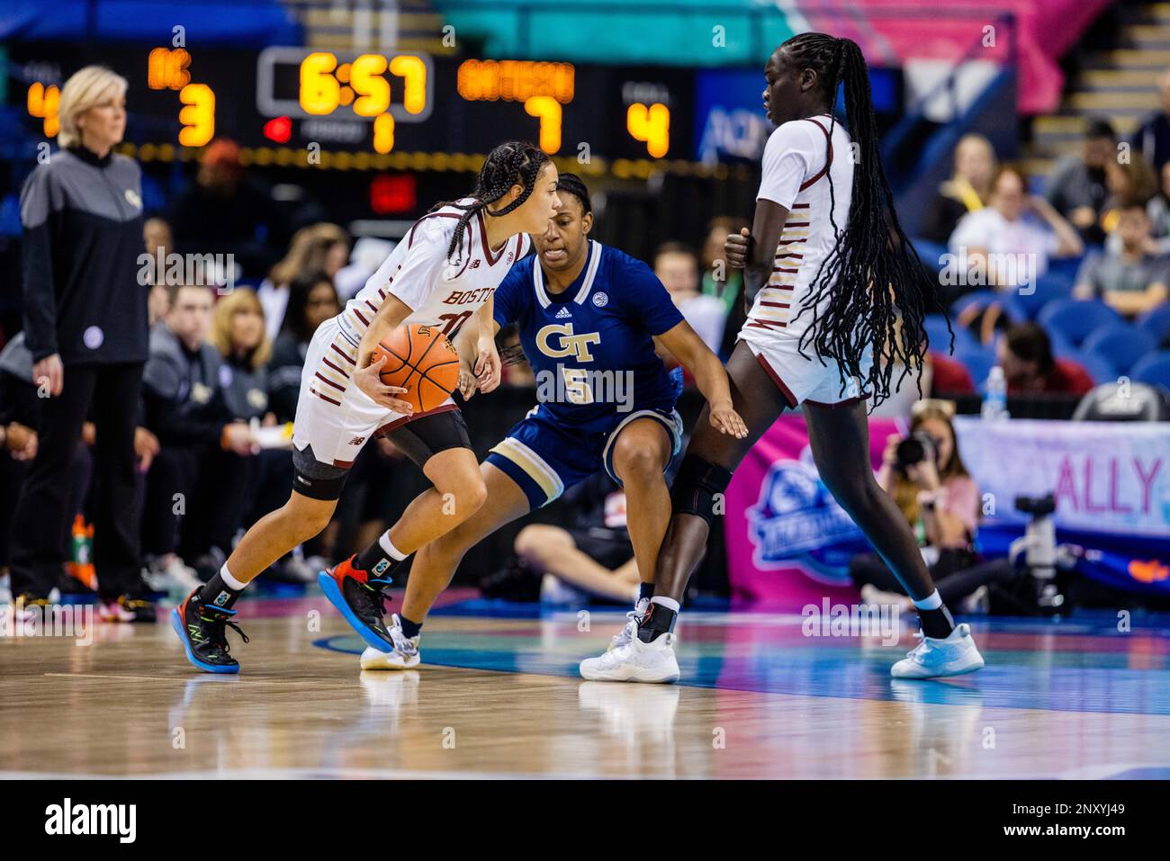 Greensboro, North Carolina, Stati Uniti. 1st Mar, 2023. La guardia delle aquile del Boston College Taina Mair (20) corre la guardia delle giacche gialle della Georgia Tech Tonie Morgan (5) sullo schermo dal centro Maria Gakdeng (5) durante il primo round del torneo femminile ACC al Greensboro Coliseum di Greensboro, NC. (Scott Kinser/Cal Sport Media). Credit: csm/Alamy Live News Foto Stock