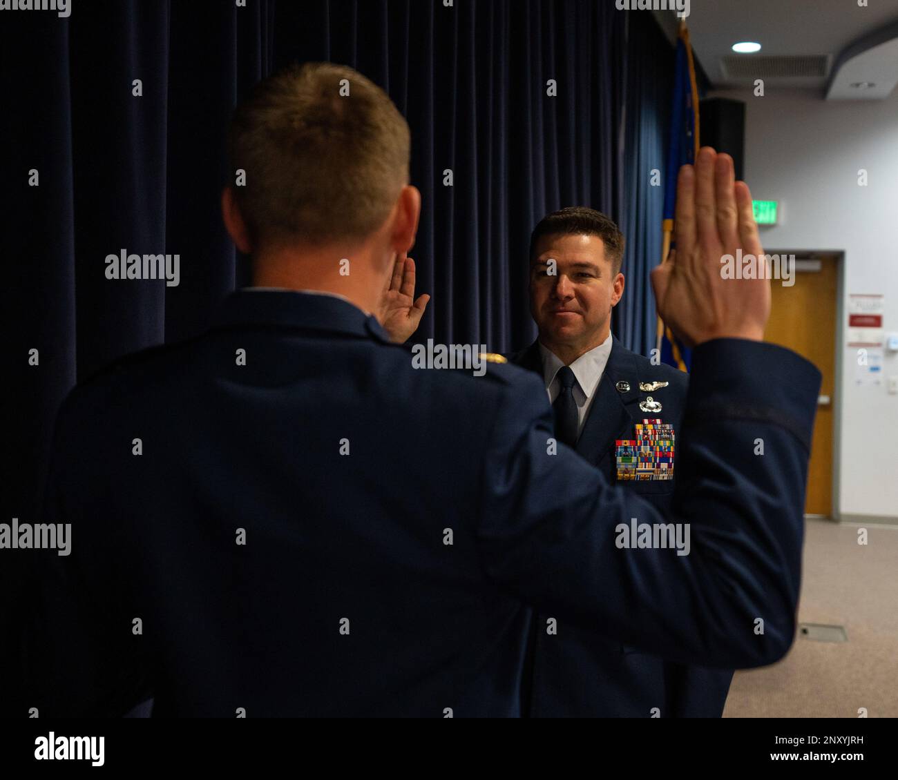 Brandan Trehal, recentemente promosso Senior Master Sgt. Con il programma di partenariato statale della Guardia Nazionale del Nevada, riafferma il suo giuramento di ascolto dopo la sua cerimonia di promozione alla base nazionale della Guardia aerea del Nevada, 4 febbraio 2023. Foto Stock