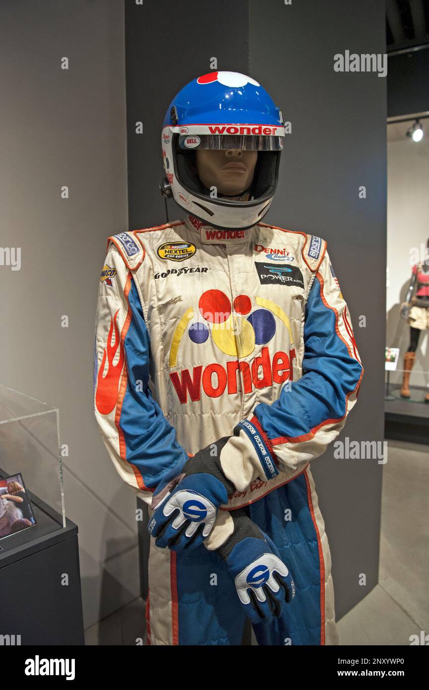 Costume da corsa indossato da Will Ferrell nel film Talladega Nights in mostra presso lo studio Museum al Sony Studios Tour di Culver City, California Foto Stock