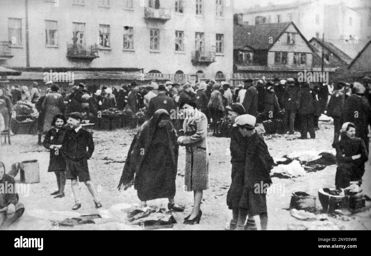 Nelle prime fasi del WW2 gli ebrei dell'europa occupata dai nazisti furono arrotondati e costretti a diventare ghetti affollati. Quando fu presa la decisione di ucciderli tutti furono deportati in centri di sterminio per essere assassinati. Questa immagine mostra il mercato Jojne Pilcer all'incrocio tra le vie Łagiewnicka e Berliński. Qui la gente ha contrattato i loro ultimi articoli per alimento. Foto Stock