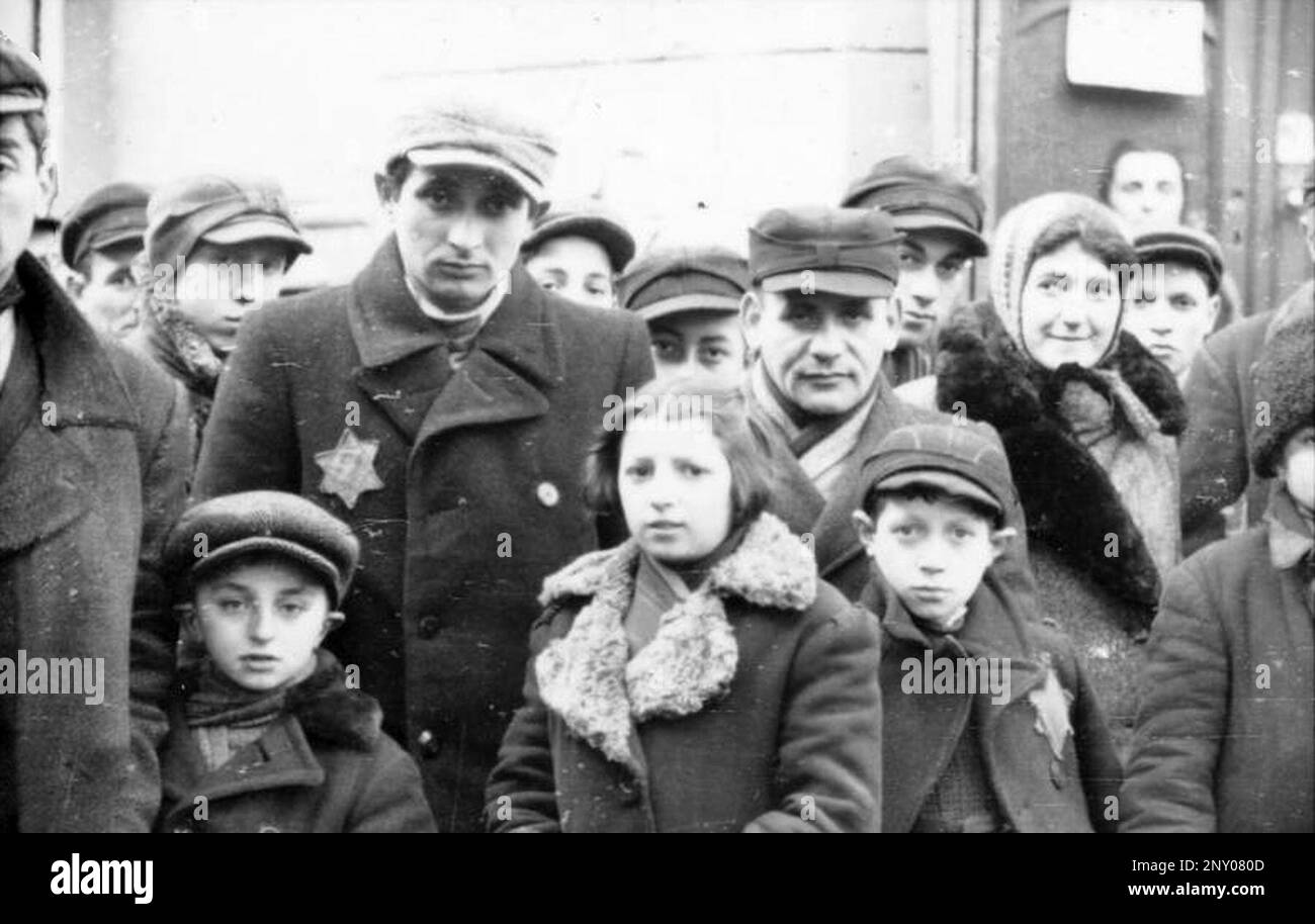 Nelle prime fasi del WW2 gli ebrei dell'europa occupata dai nazisti furono arrotondati e costretti a diventare ghetti affollati. Quando fu presa la decisione di ucciderli tutti furono deportati in centri di sterminio per essere assassinati. Questa immagine mostra un raduno di persone all'interno del ghetto. Bundesarchiv, Bild 101i-133-0703-34 / Zermin / CC-BY-SA 3,0 Foto Stock