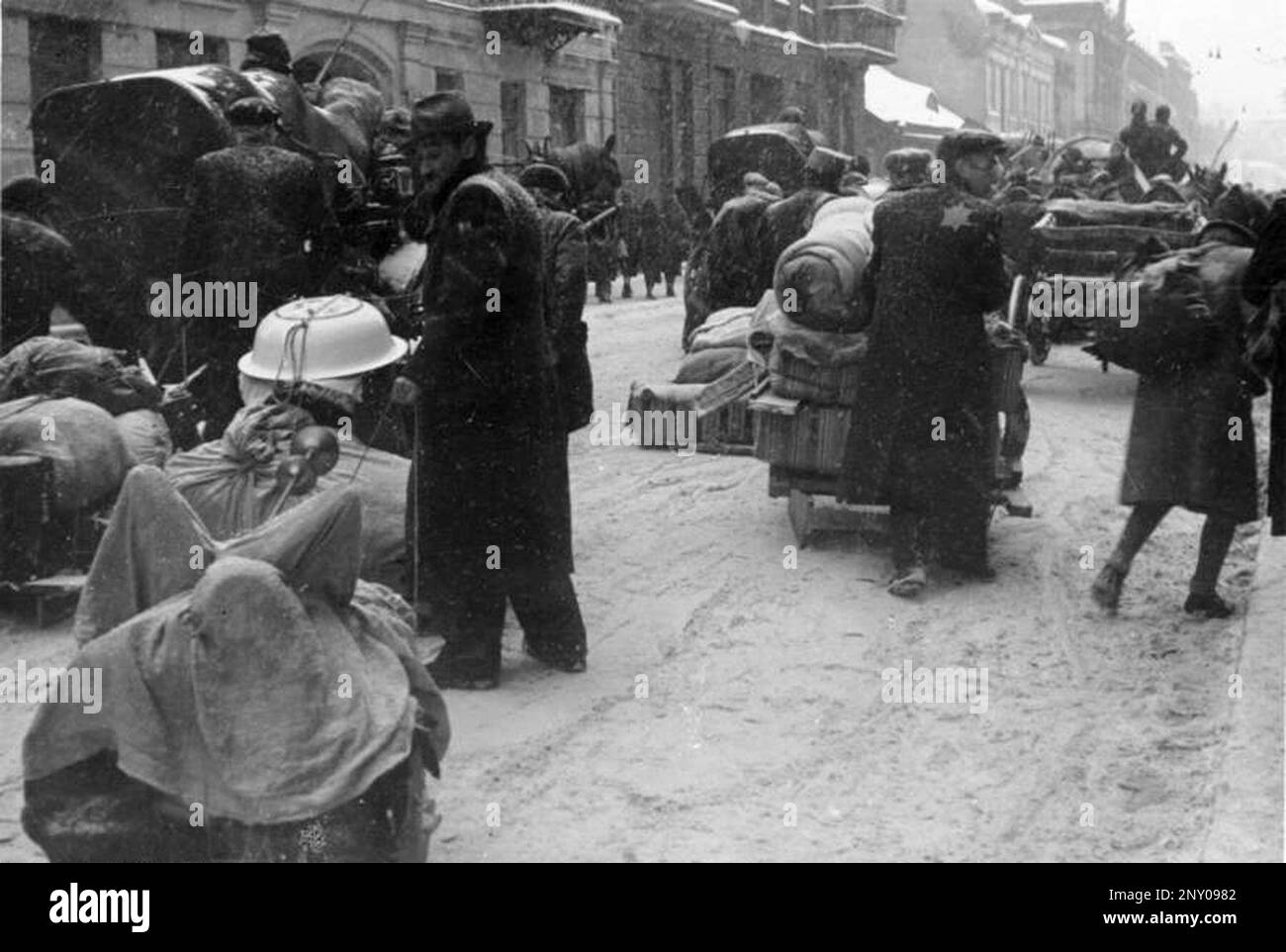 Nelle prime fasi del WW2 gli ebrei dell'europa occupata dai nazisti furono arrotondati e costretti a diventare ghetti affollati. Quando fu presa la decisione di ucciderli tutti furono deportati in centri di sterminio per essere assassinati. Questa immagine mostra le persone , deportate dalle case altrove, arrivando nel Ghetto di Lodz. Polen, Ghetto Litzmannstadt, deportazione. Bundesarchiv, Bild 137-056925 / CC-BY-SA 3,0 Foto Stock