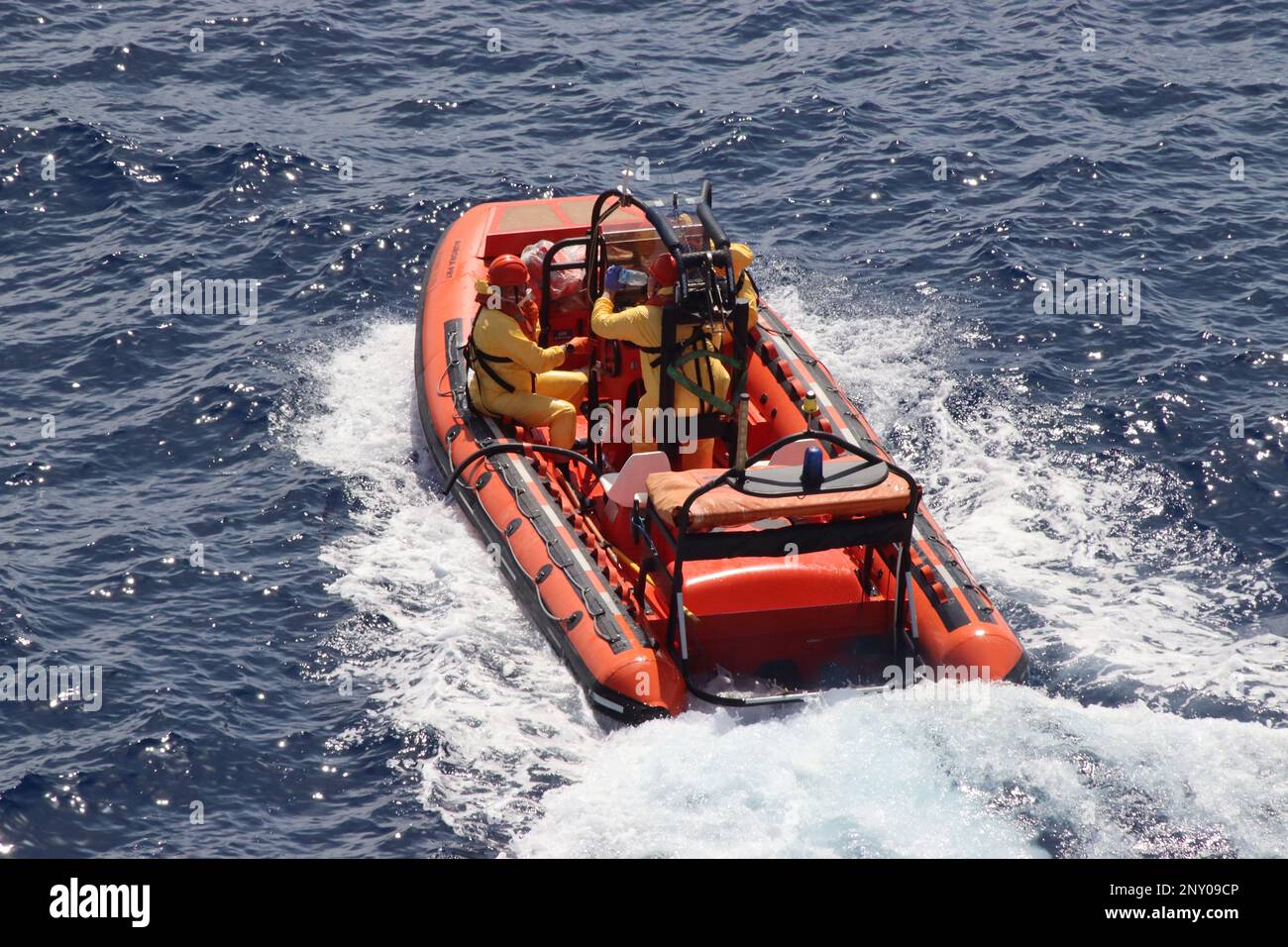 La rapida risposta di Aurora RIB torna ad aiutare un maggior numero di migranti a scendere dalla loro piccola imbarcazione nel Mar Mediterraneo, il 2022 agosto. Foto Stock