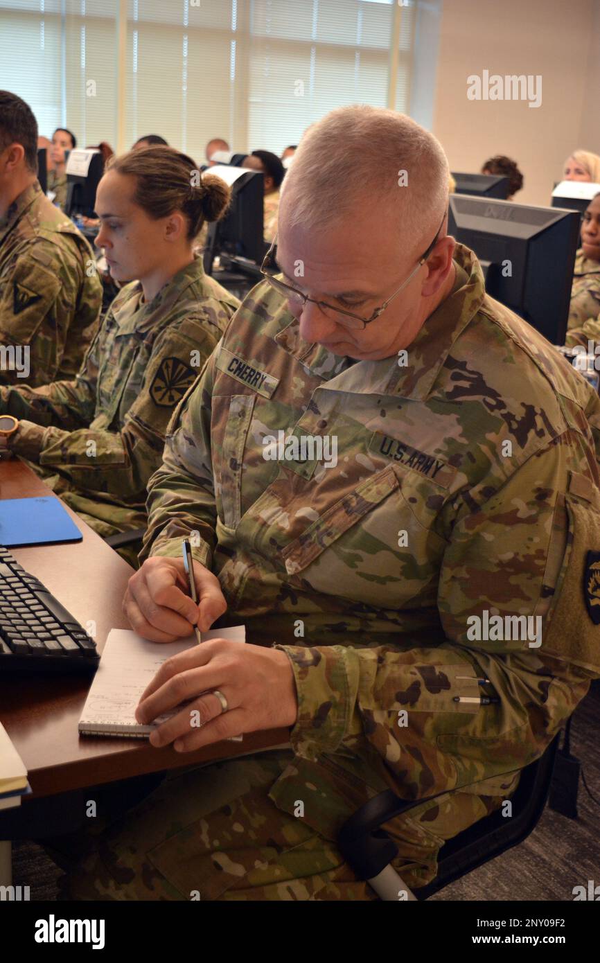 FORTE BELVOIR, Va. – Gli Army Retirement Services Officers (RSO) con la Guardia Nazionale dell'Armata hanno seguito un corso di certificazione qui dal 13 al 17 febbraio. Gli argomenti trattati includono tutto, dalla retribuzione ritirata al sito Web MyArmyBenefits, al piano di previdenza Survivor e al calcolo dei punti di previdenza militari. Foto Stock