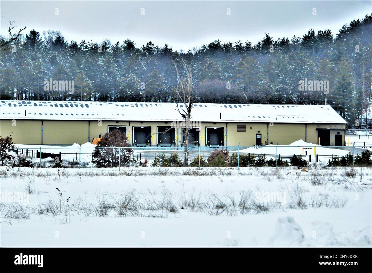 Il nuovo, recentemente costruito $7,03 milioni di spedizione, ricezione e spedizione postale impianto è mostrato 27 gennaio 2023, a Fort McCoy, Wisconsin. La struttura è stata aperta e utilizzata nel 2022. Il contratto per il progetto richiedeva la costruzione di un edificio in metallo pre-ingegnerizzato che ha una superficie stimata di 19.500 piedi quadrati. Progetti come questo si allineano con gli obiettivi di pianificazione strategica a lungo raggio di Fort McCoy, tra cui sostenere e modernizzare il cantonment di Fort McCoy, che comprendono mobilità complessa e strategica, sicurezza fisica, qualità della vita, e dell'infrastruttura informatica. Questo progetto è mana Foto Stock