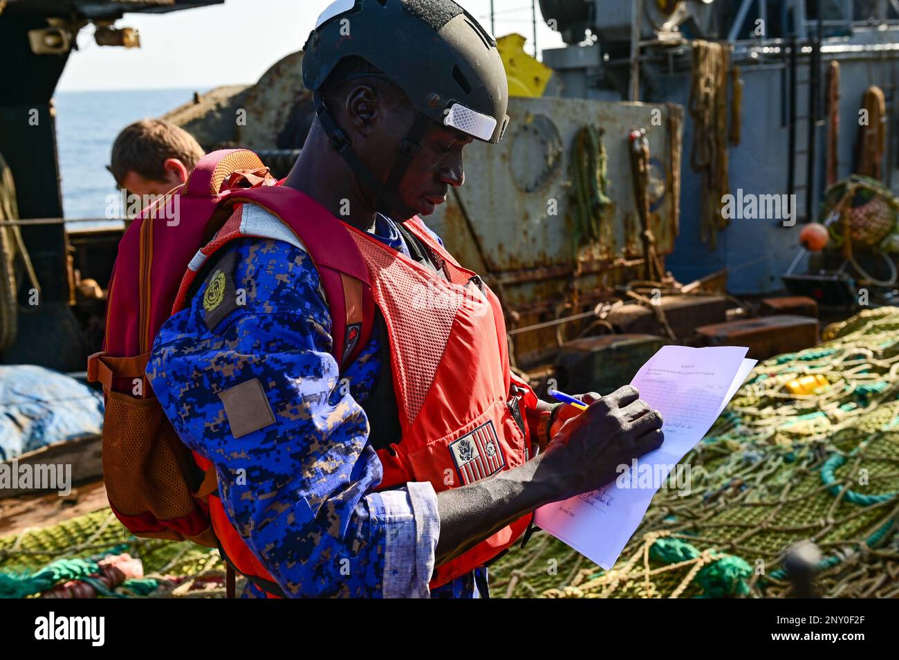 Jawundeh Jallow, Chief Petty Officer della Gambia Navy, conduce l'imbarco di un peschereccio mentre è in corso con l'USCGC Spencer (WMEC 905) nell'Oceano Atlantico, il 15 gennaio 2023. Spencer è in fase di distribuzione pianificata negli Stati Uniti Naval Forces Africa area di responsabilità, impiegati dagli Stati Uniti Sesta flotta, per svolgere attività di formazione, esercitazioni e operazioni di sicurezza marittima congiunte insieme a partner africani a sostegno degli interessi degli Stati Uniti all'estero per promuovere partenariati regionali, promuovere la stabilità regionale e rafforzare la governance marittima internazionale. Foto Stock