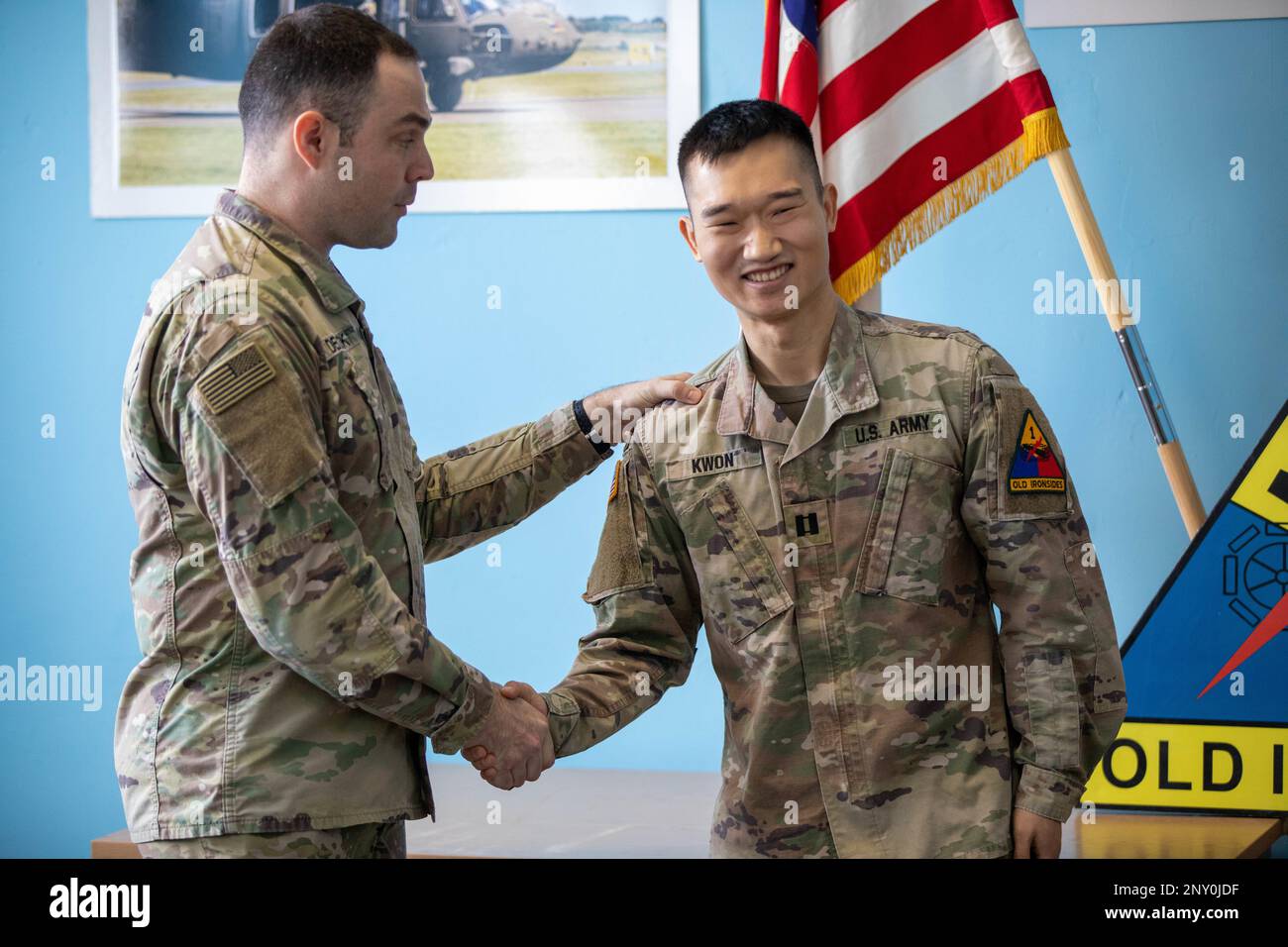 STATI UNITI Esercito CPT. Kwon, assegnato alla Brigata dell'Aviazione di combattimento, 1st divisione Armored, scuote le mani dopo essere stato promosso da 2nd Lt. A CPT. A Podyz, Polonia, 1 febbraio 2023. La Brigata dell'aviazione di combattimento ha tenuto una cerimonia di promozione per Sgt. Major Watkins e CPT. Kwon dove potevano essere riconosciuti davanti ai loro colleghi per il loro duro lavoro, la dovuta diligenza e l'impegno al servizio. Foto Stock