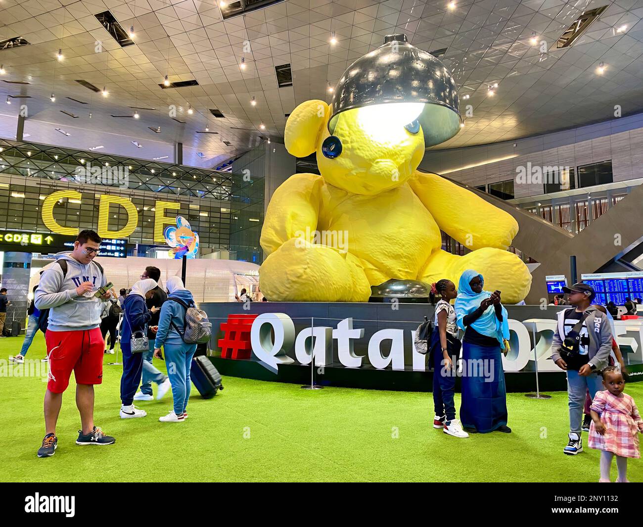 L'iconico orsacchiotto giallo nell'area di transito dell'aeroporto internazionale di Doha, Qatar QR Foto Stock