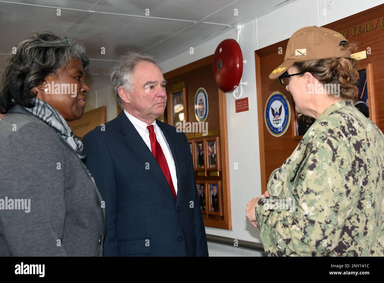 Ambasciatore Linda Thomas-Greenfield, Stati Uniti Rappresentante presso le Nazioni Unite (sinistra) e gli Stati Uniti Il senatore Tim Kaine, della Virginia (al centro), incontra il capitano Kathryn Elliot, ufficiale comandante della USNS Comfort (a destra), durante una visita alla nave ospedaliera USNS Comfort del Military Sealift Command (T-AH 20), mentre la nave era al molo della Naval Station Norfolk, 10 febbraio. Foto Stock