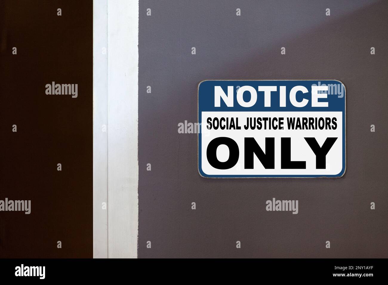 Cartello blu e bianco sul lato di una porta aperta con la scritta "Avviso, solo guerrieri della giustizia sociale". Foto Stock