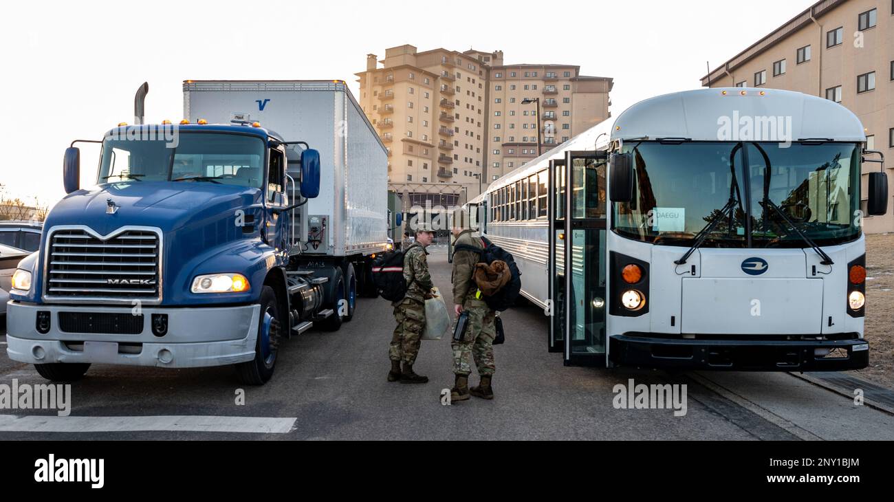 STATI UNITI Air Force Airmen dagli autobus della 51st Fighter Wing alla base aerea di Daegu, Repubblica di Corea, durante un evento di formazione della durata di una settimana presso Osan AB, ROK, 30 gennaio 2023. I militari hanno partecipato a un'implementazione simulata a Daegu e Gwangju per testare la loro capacità di condurre operazioni di emergenza in difesa del ROK. Foto Stock