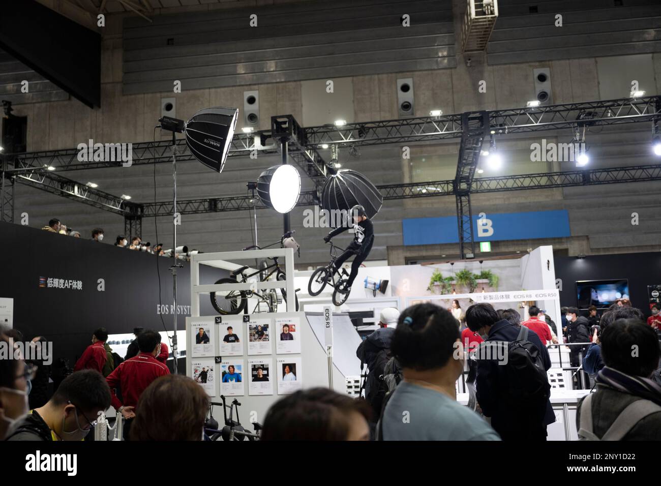 Yokohama, Kanagawa, Giappone. 23rd Feb, 2023. Un biker BMX si esibisce come modello per lo stand Canon per dimostrare le capacità fotografiche sportive delle fotocamere mirrorless serie R al CP 2023, la prima edizione personale della fiera dall'inizio della pandemia di coronavirus COVID-19.The CP (ã‚·ãƒ¼ãƒ”ãƒ¼ãƒ-ãƒ © ã‚¹) Expo è una mostra annuale di fotografia e imaging che si tiene a Yokohama Pacifico. Le più recenti fotocamere digitali, obiettivi, accessori e altro ancora sono presentati a questo evento, attirando un pubblico diversificato che va da professionisti a dilettanti. Tra gli espositori del CP Expo vi sono Foto Stock